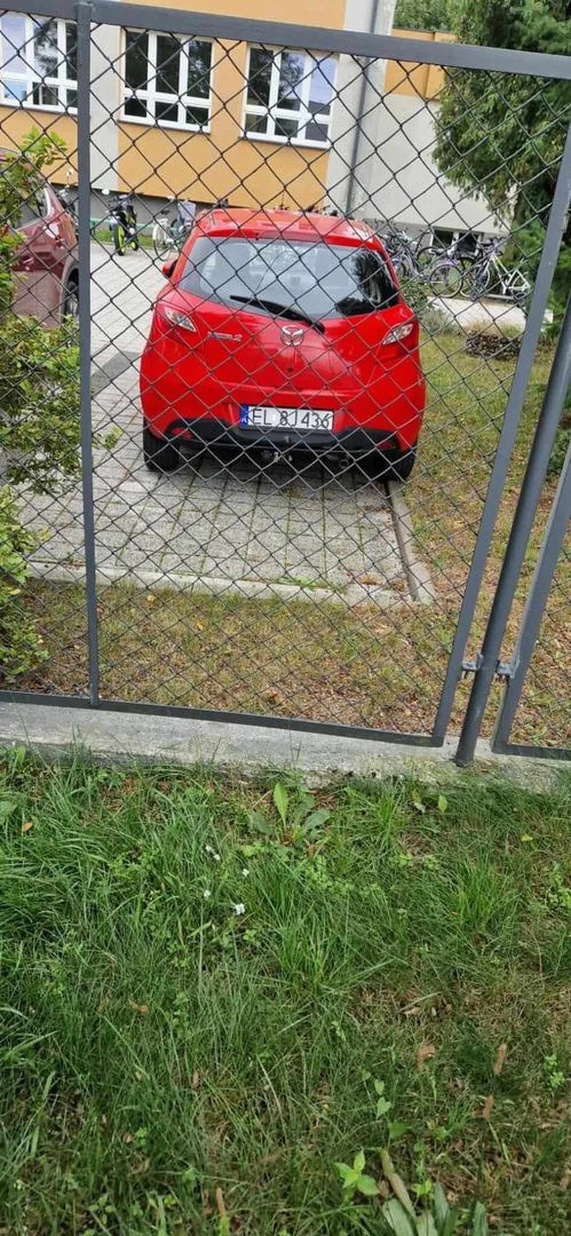 Widać jak parkuje prawdziwy kierowca mazdy