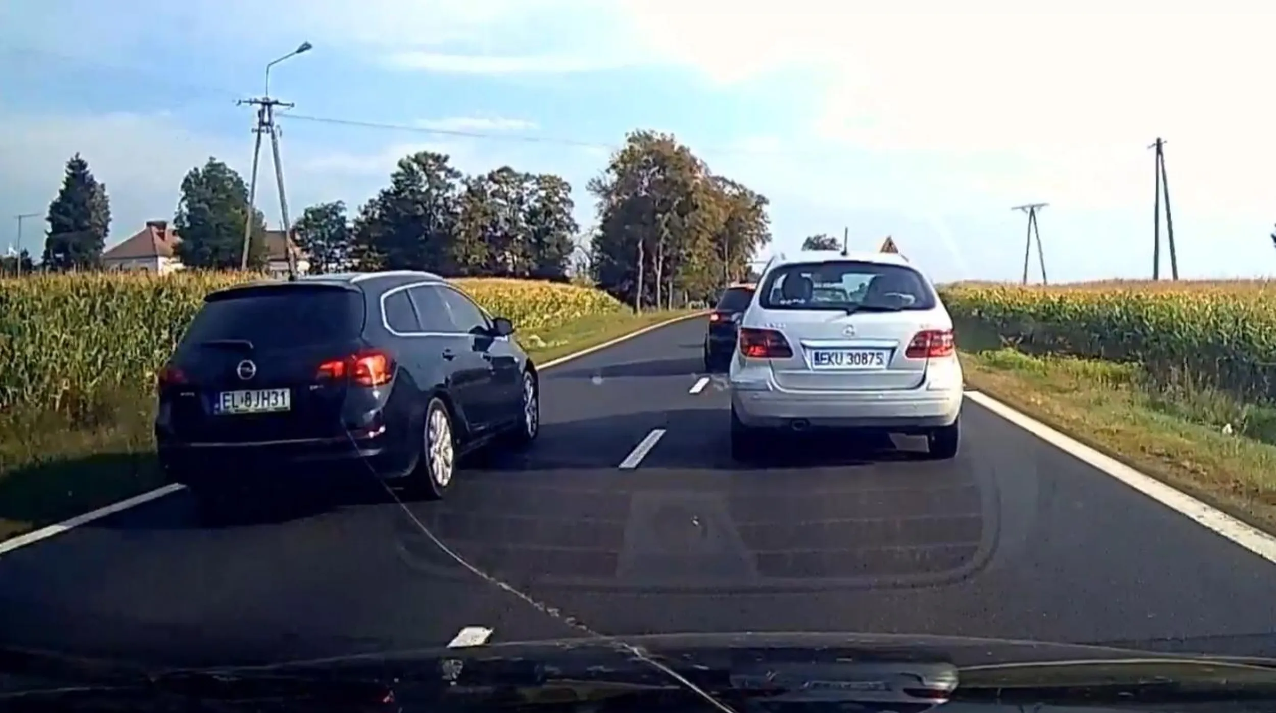 Potencjapny morderca drogowy. Wyprzedzanie na trzeciego. Jechał na czołówkę. Auta prawidłowo jadące z naprzeciwka uciekały do rowu. Pospolity s.k.u.r.w.y.s.y.n.