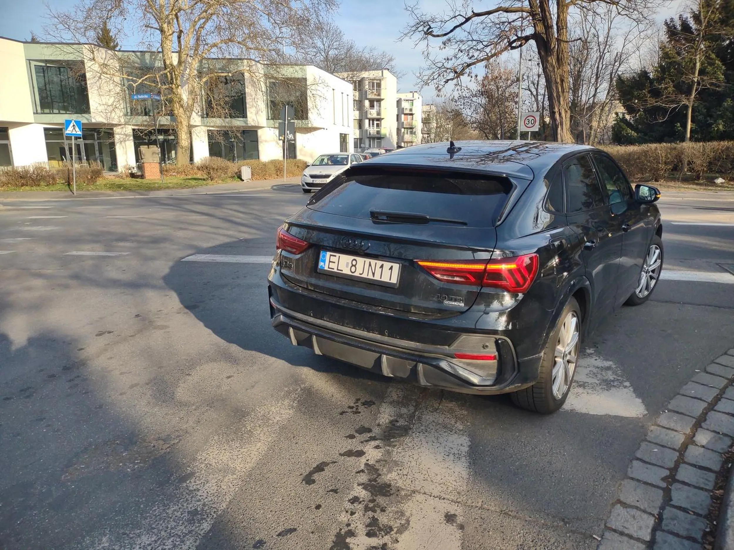 Gdyby nie mój refleks zostałbym potrącony na oznakowanym przejściu dla pieszych przez tego wspaniałego kierowcę Audi Q3! Zatrzymał się przed przejściem dla pieszych, a gdy zacząłem wchodzić gwałtownie ruszył z piskiem! Morderca?