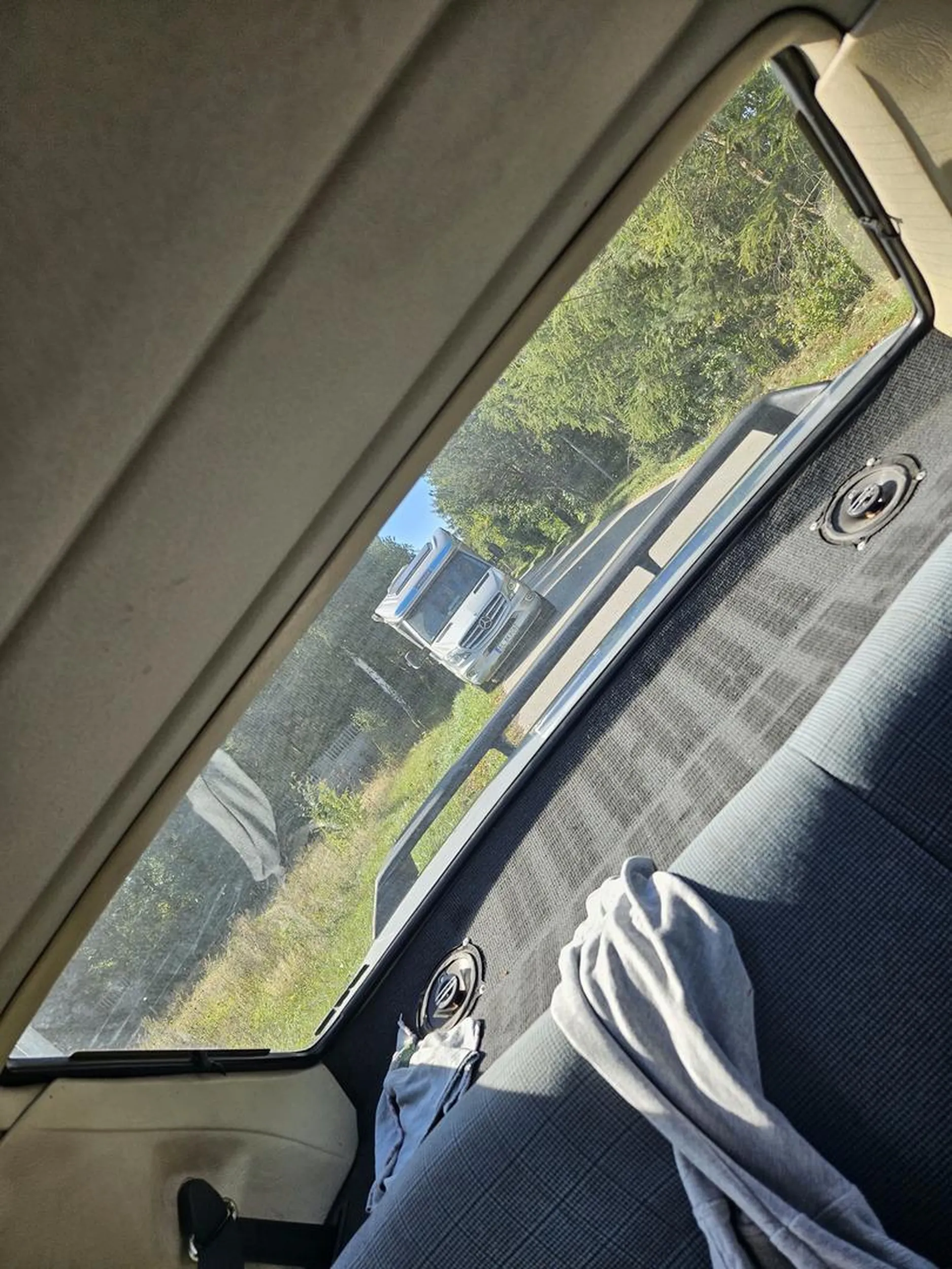 Kierowca kampera zrzuca szarą wodę do rowu przy ulicy na mojej wsi