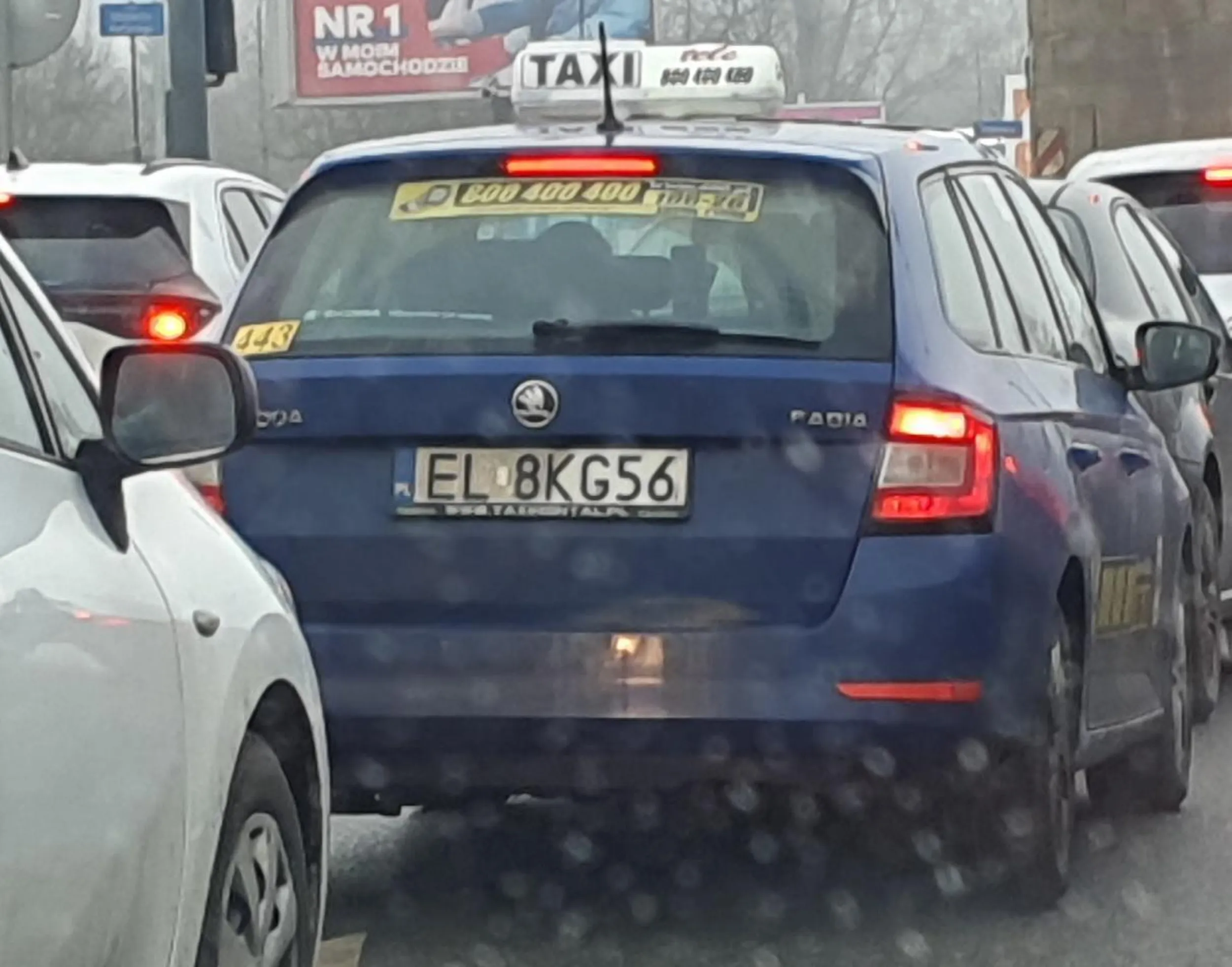 Dzisiaj o godzinie 9 rano jadąc z prędkością ok 70/80km/h wyprzedzał torowiskiem auta stojące w korku na ul. Limanowskiego. Skrzyżowanie z ul. Sprawiedliwą przeleleciał z dużą prędkością torowiskiem przez pasy dla pieszych po to by wcisnąć się z torowiska na pas do jazdy prosto na skrzyżowaniu ulic Hipoteczna i Limanowskiego. Jeżeli ktoś go nagrał to za ten jeden przejazd straci prawko.