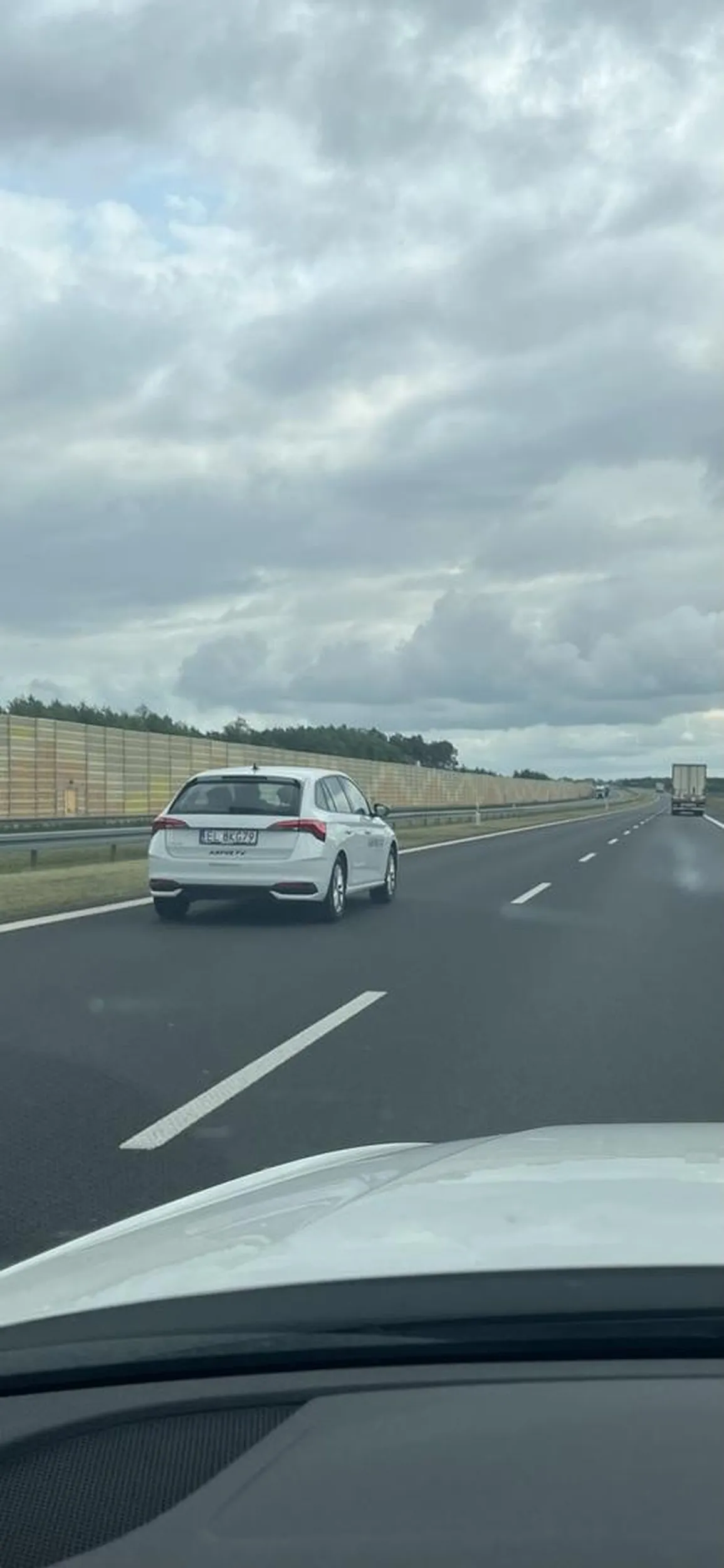 Przedstawiciel pizduś co na autostradzie podjeżdża pod zderzak i miga światłami , nagranie wysłane na policję