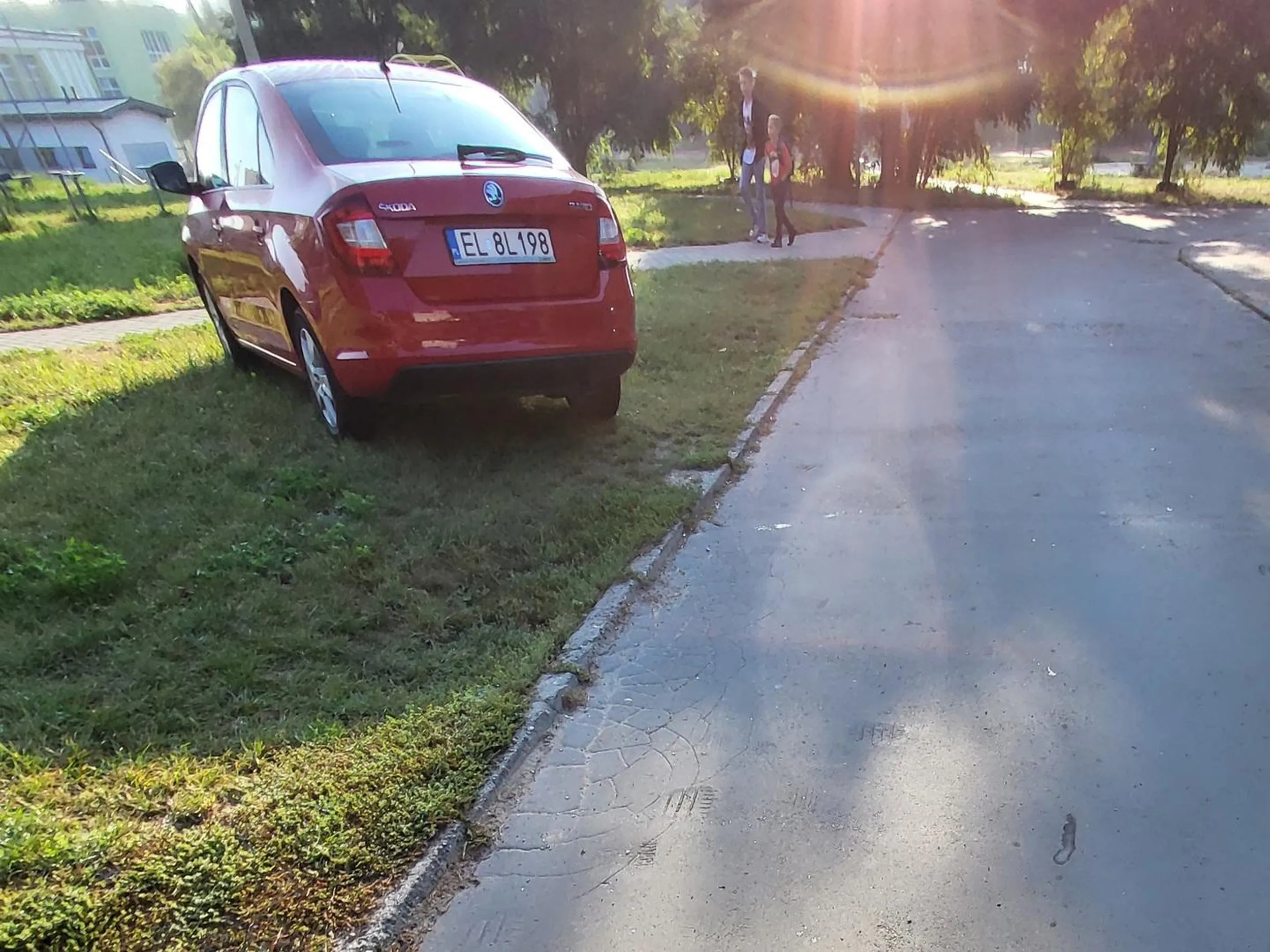 Nie niszcz trawnika  !