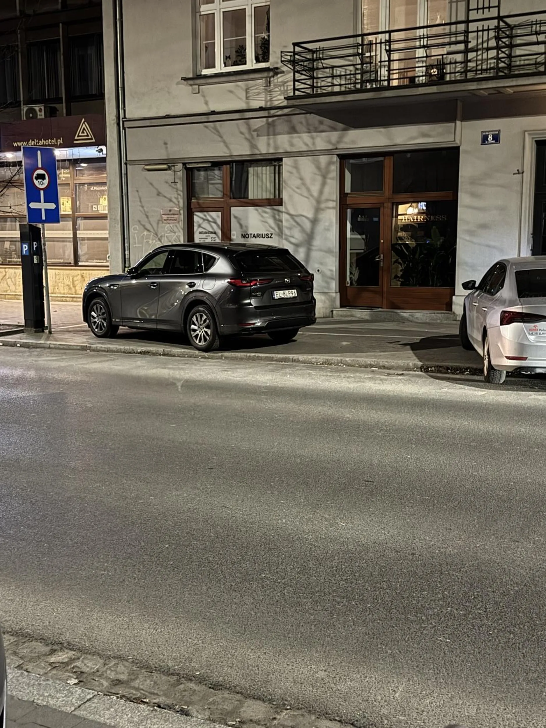 Parkuje jak król i blokuje miejsca. Chodzi o sytuację z ulicy mazowieckiej w Krakowie, gdzie miejsca do parkowania jest naprawdę bardzo mało. Samochód zajął trzy miejsca parkingowe parkując równolegle tam gdzie parkowanie jest skośne