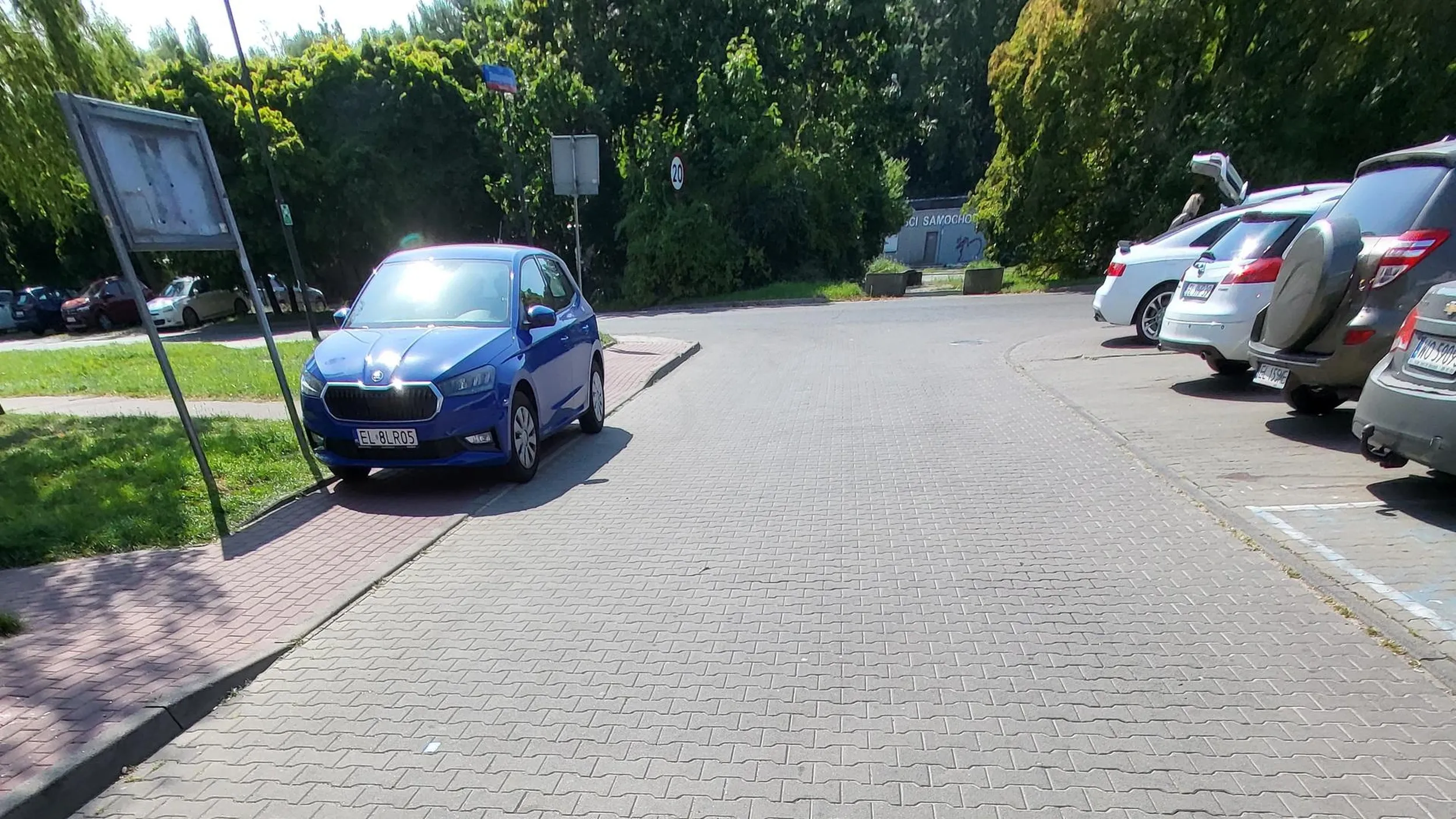 Elegancko cały chodnik zajęty