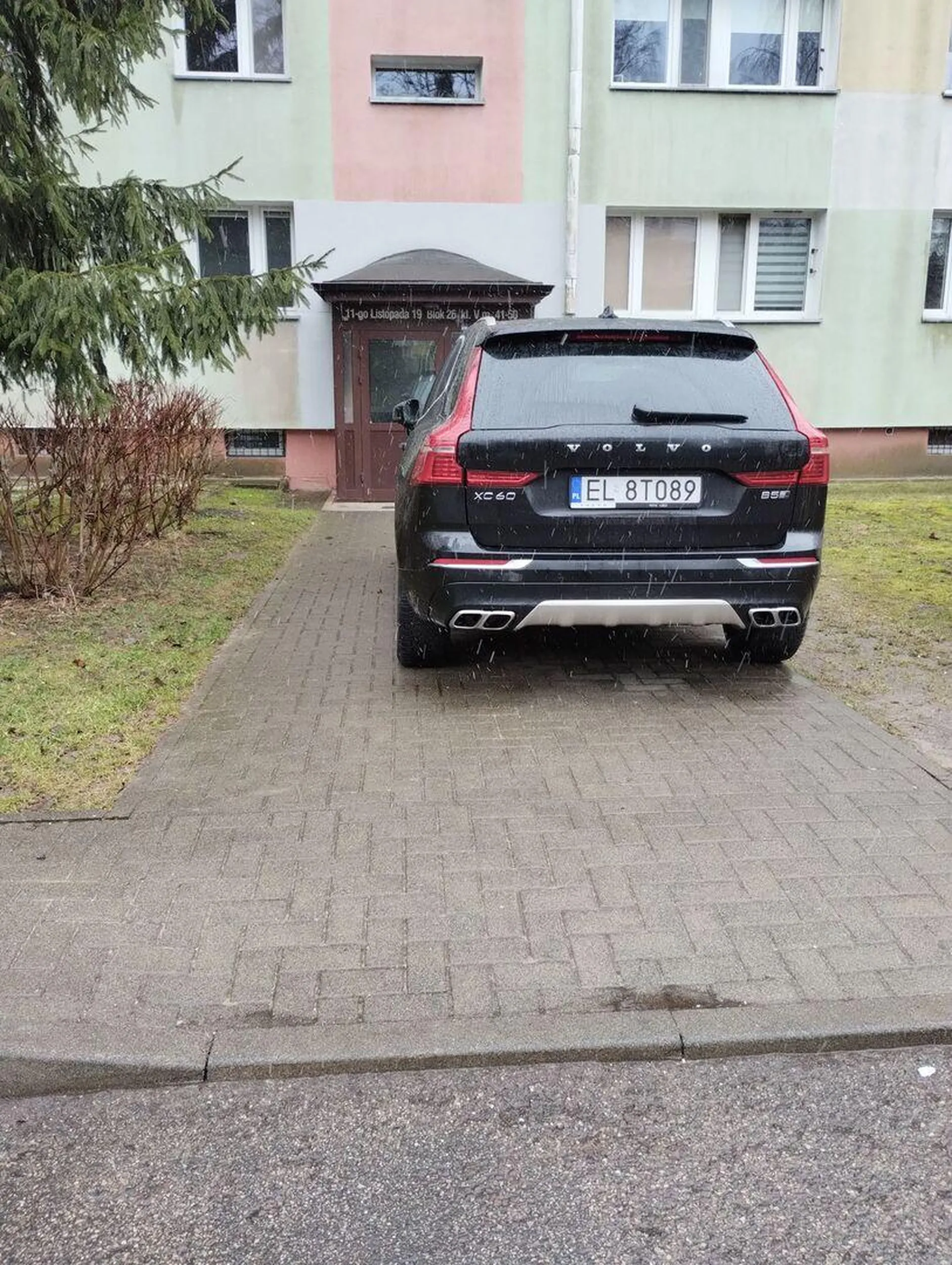 Kierowca Volvo parkujący gdzie się da i mający w nosie pieszych