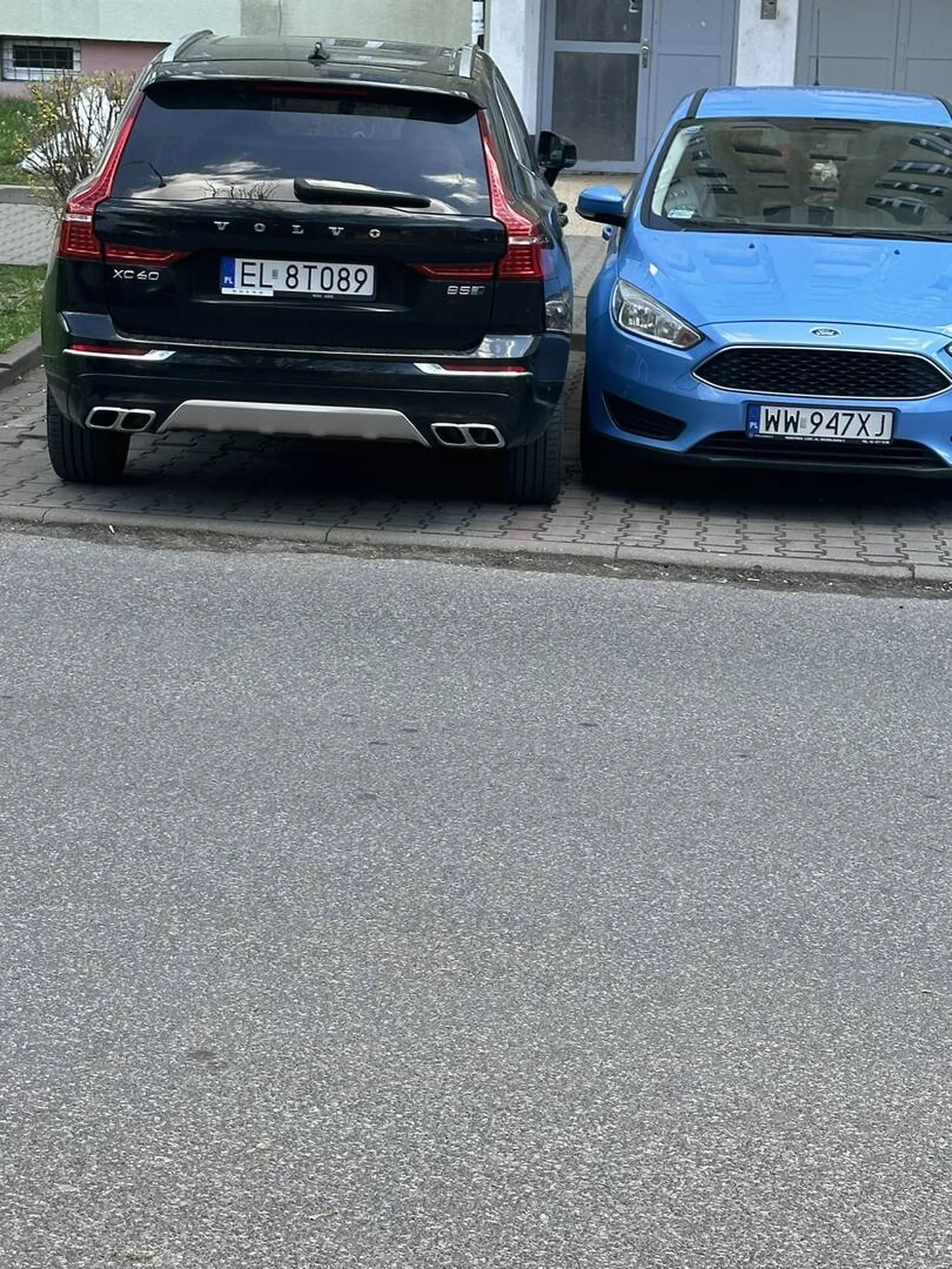 Kierowca Volvo parkujący gdzie się da i mający w nosie pieszych