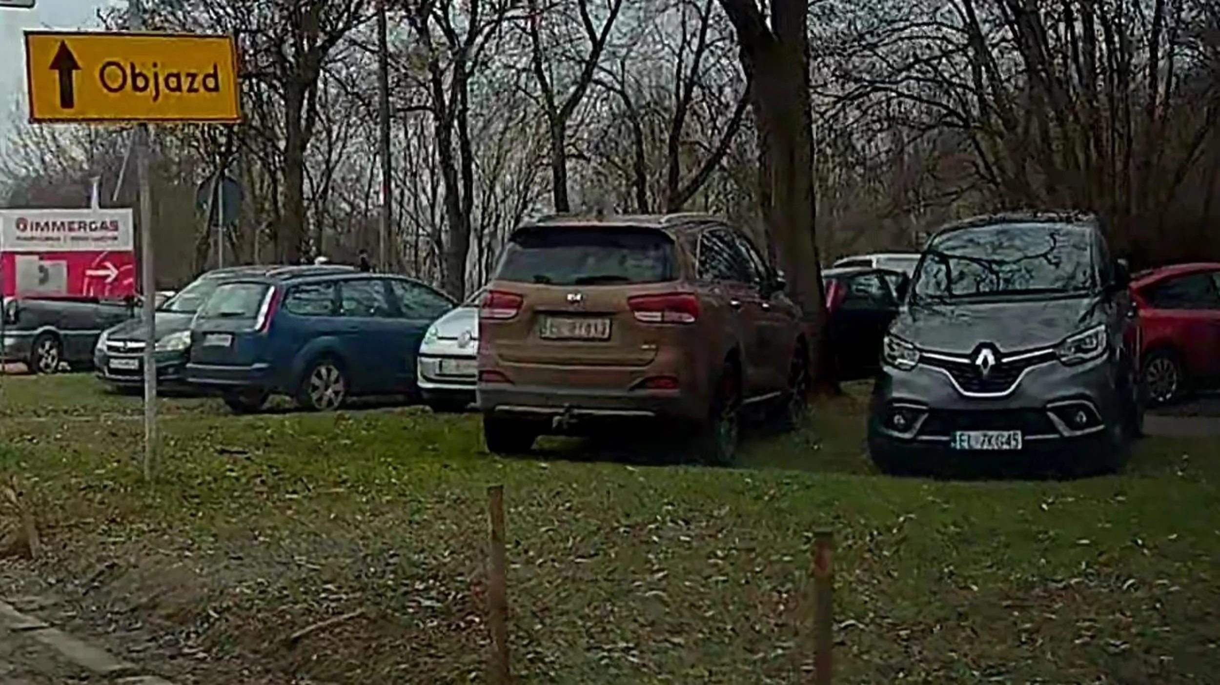 Rozjeżdża trawniki we własnym mieście