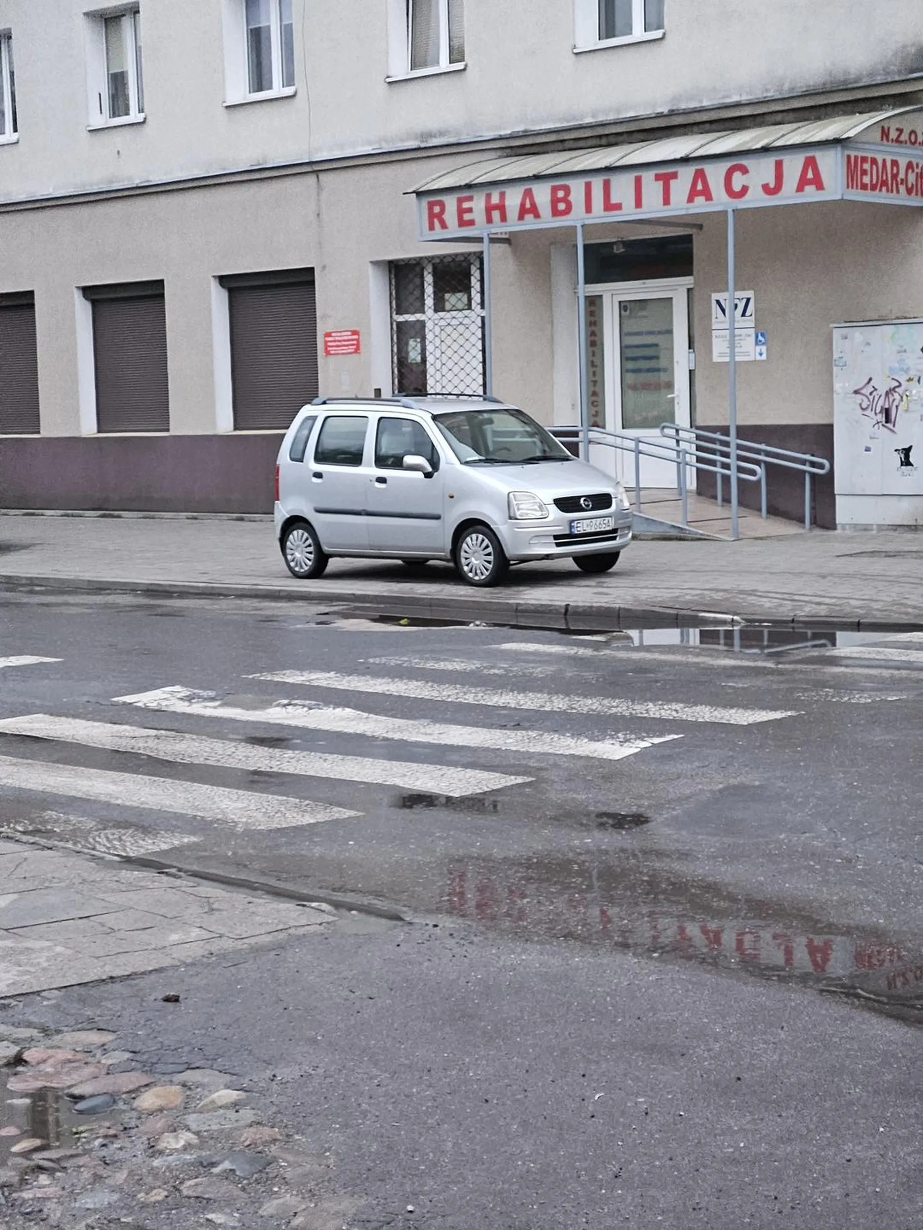 Uporczywie parkuje przy PDP, mimo iż są obok miejsca parkingowe
