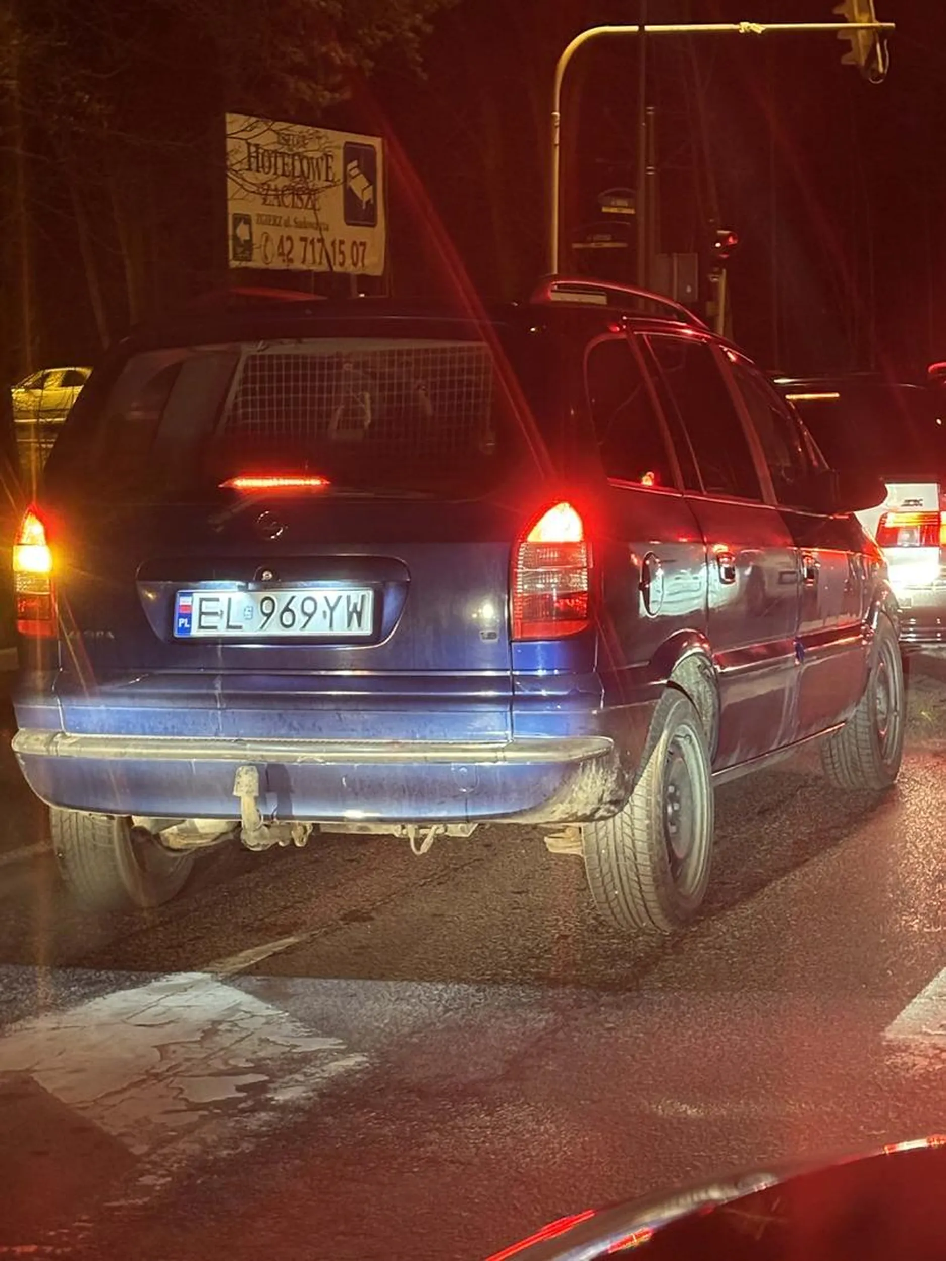 Imbecyl który siedzi na ogonie i wyprzedza na przejeździe kolejowym!