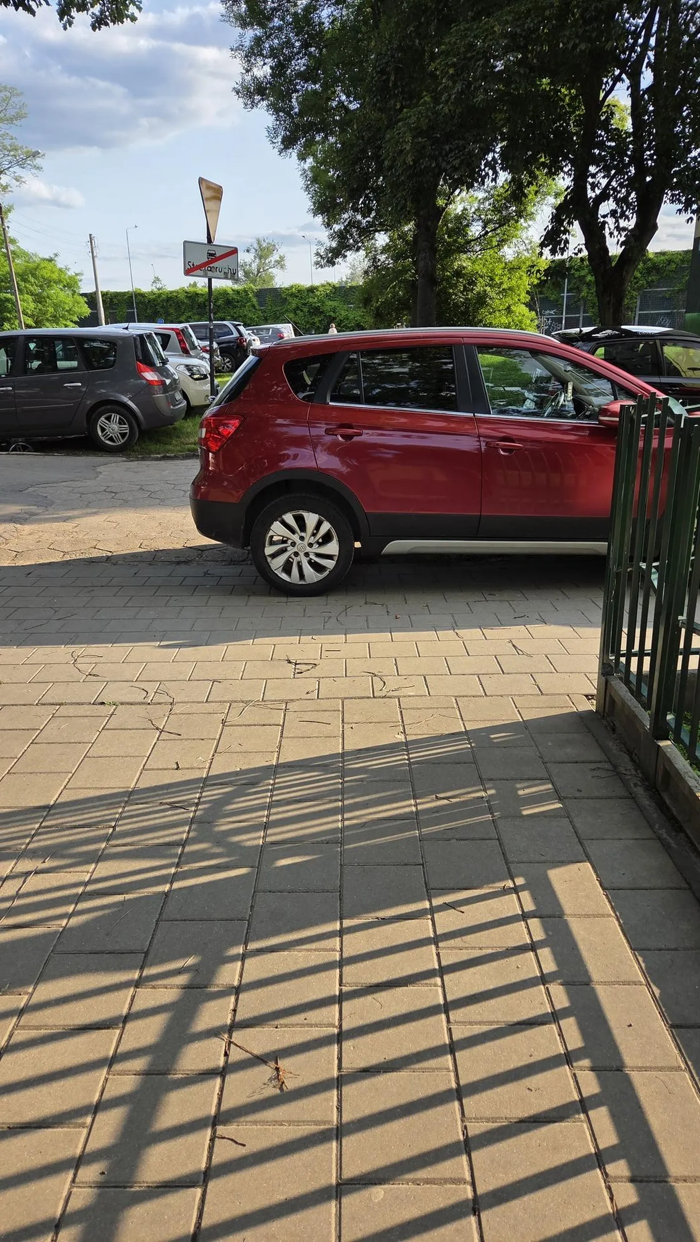 Nie zastawiaj pusty łbie przejścia dla pieszych.