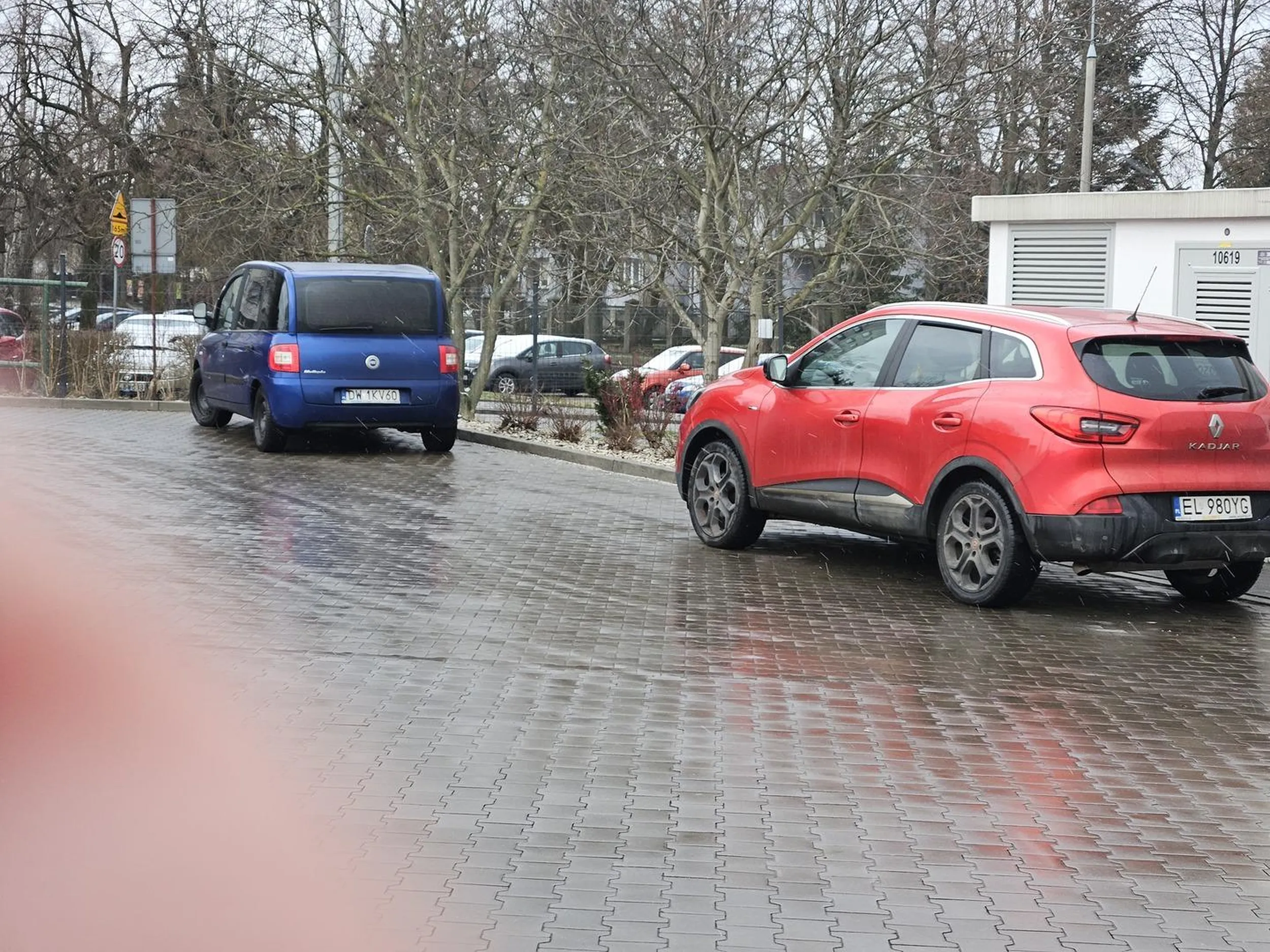 Staje w przejeździe parkingu pod lidlem, zamiast w kopercie (parking był niemalże pusty)