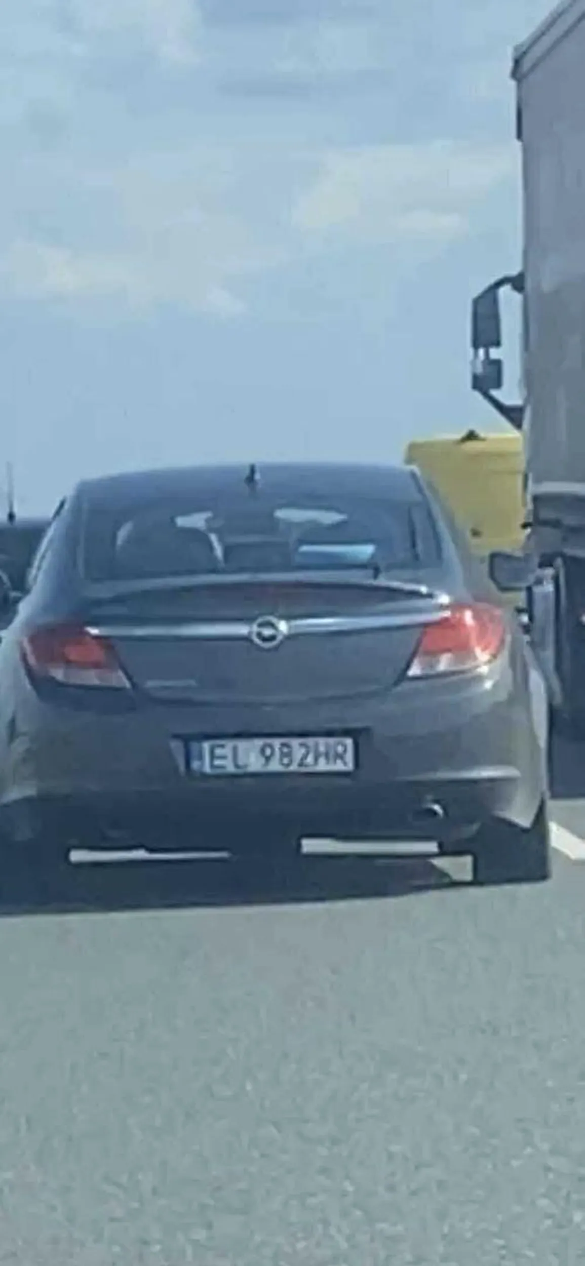 Wymusza wskakując pod maskę na autostradzie, jeszcze wam kiwnie jakbyście to wy go do tego zmuszali, nie używa kierunkowskazów, chyba nie posiada, baran i tyle