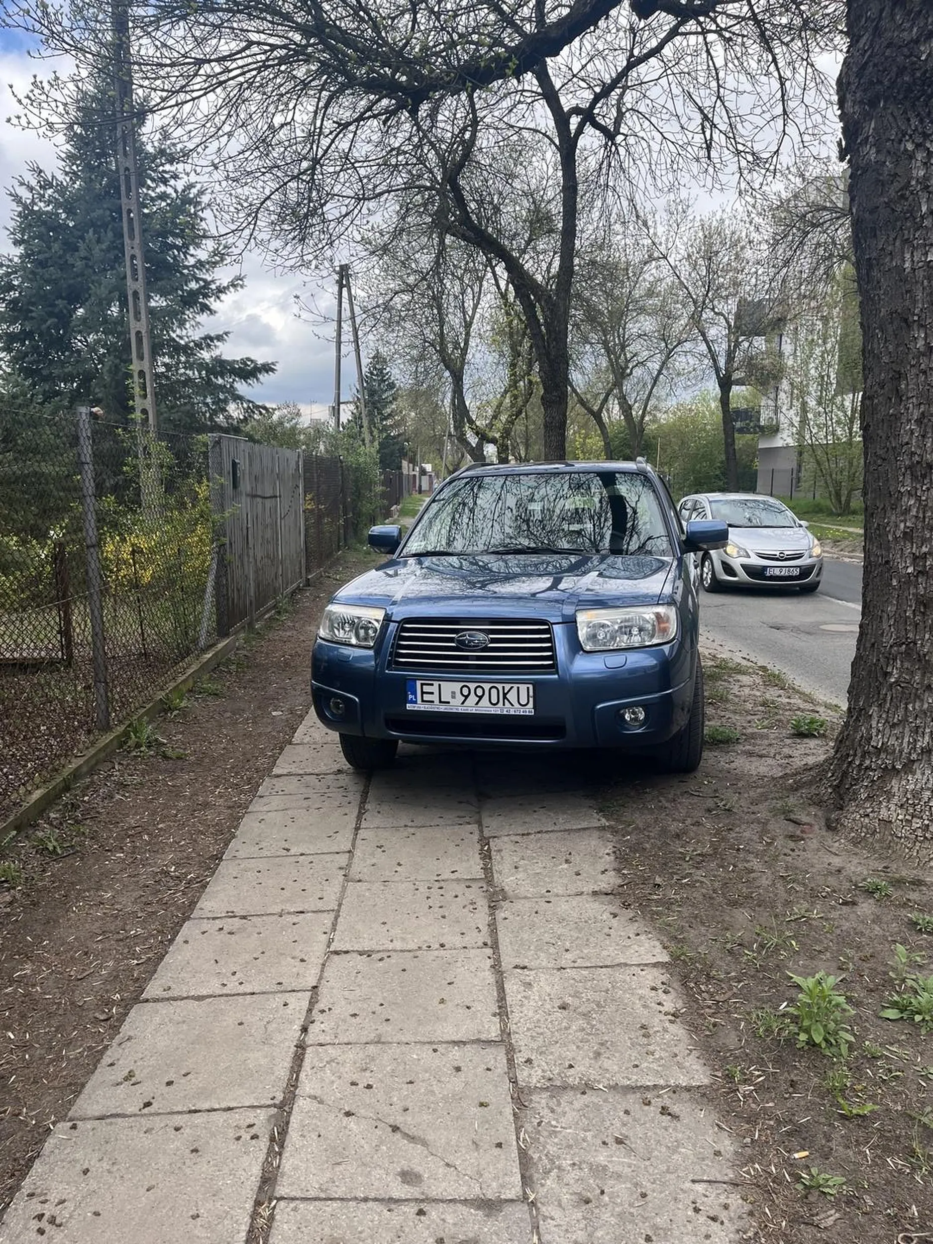 Kierowca parkuje na chodniku