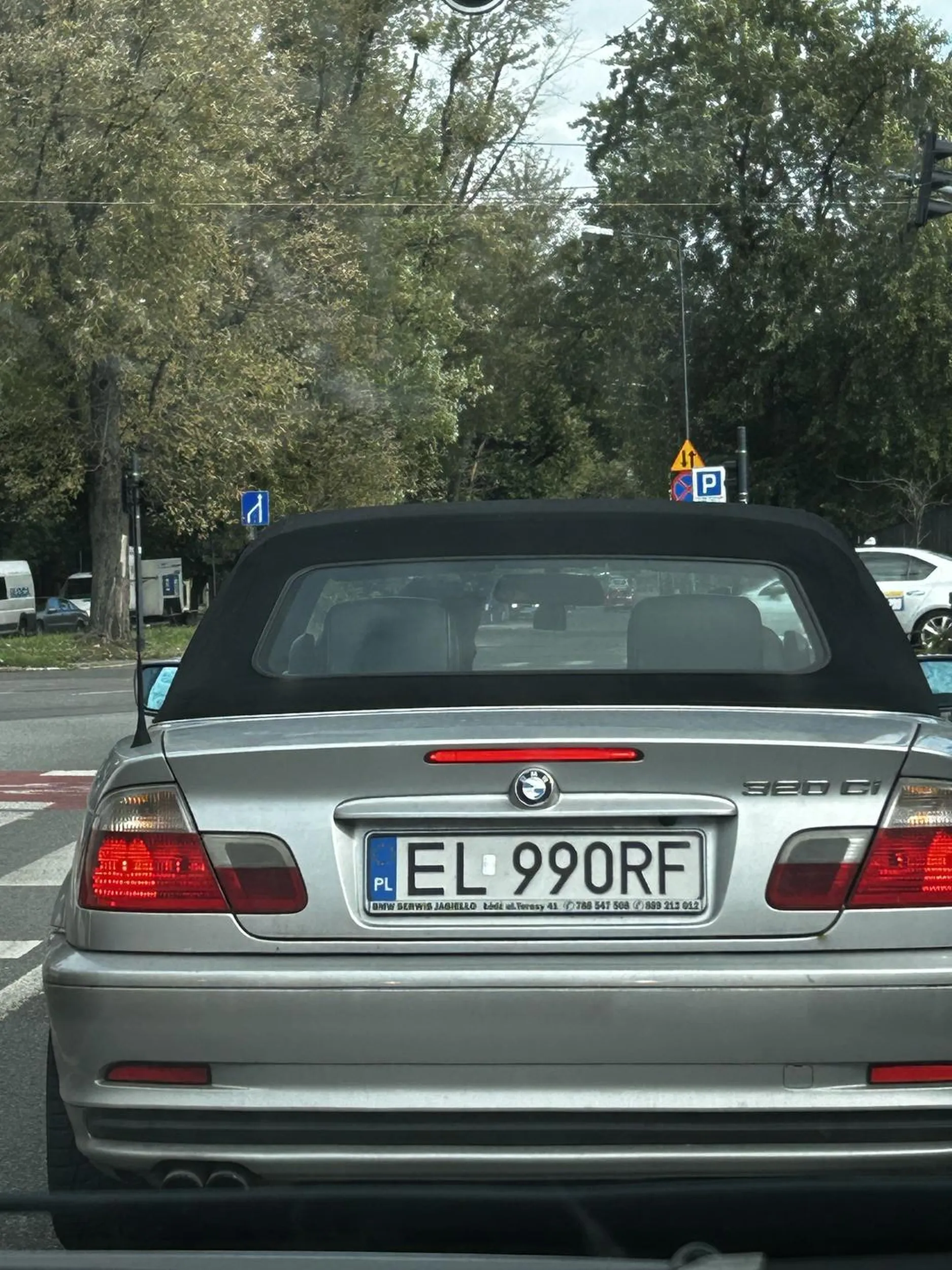 Kierowca non stop używa telefonu, wrzuca kierunkowskaz w chwili gdy jest już na zakręcie.