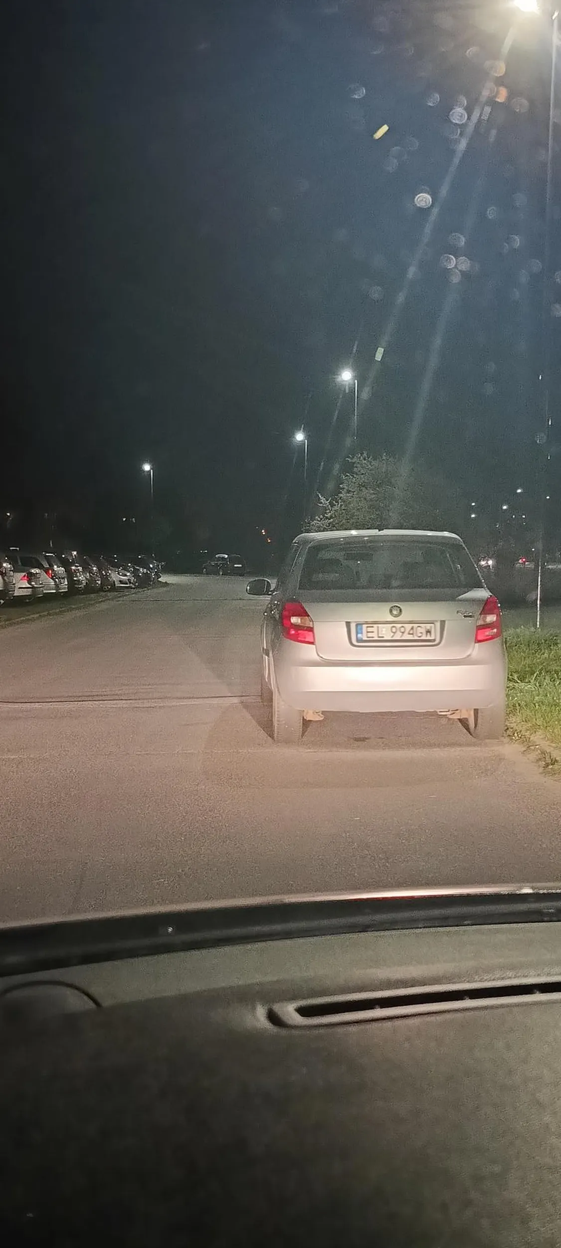 Kierowca parkuje na jezdni gdzie odbywa się ruch samochodów. Sytuacja ma miejsce praktycznie codziennie. Stwarza zagrożenie