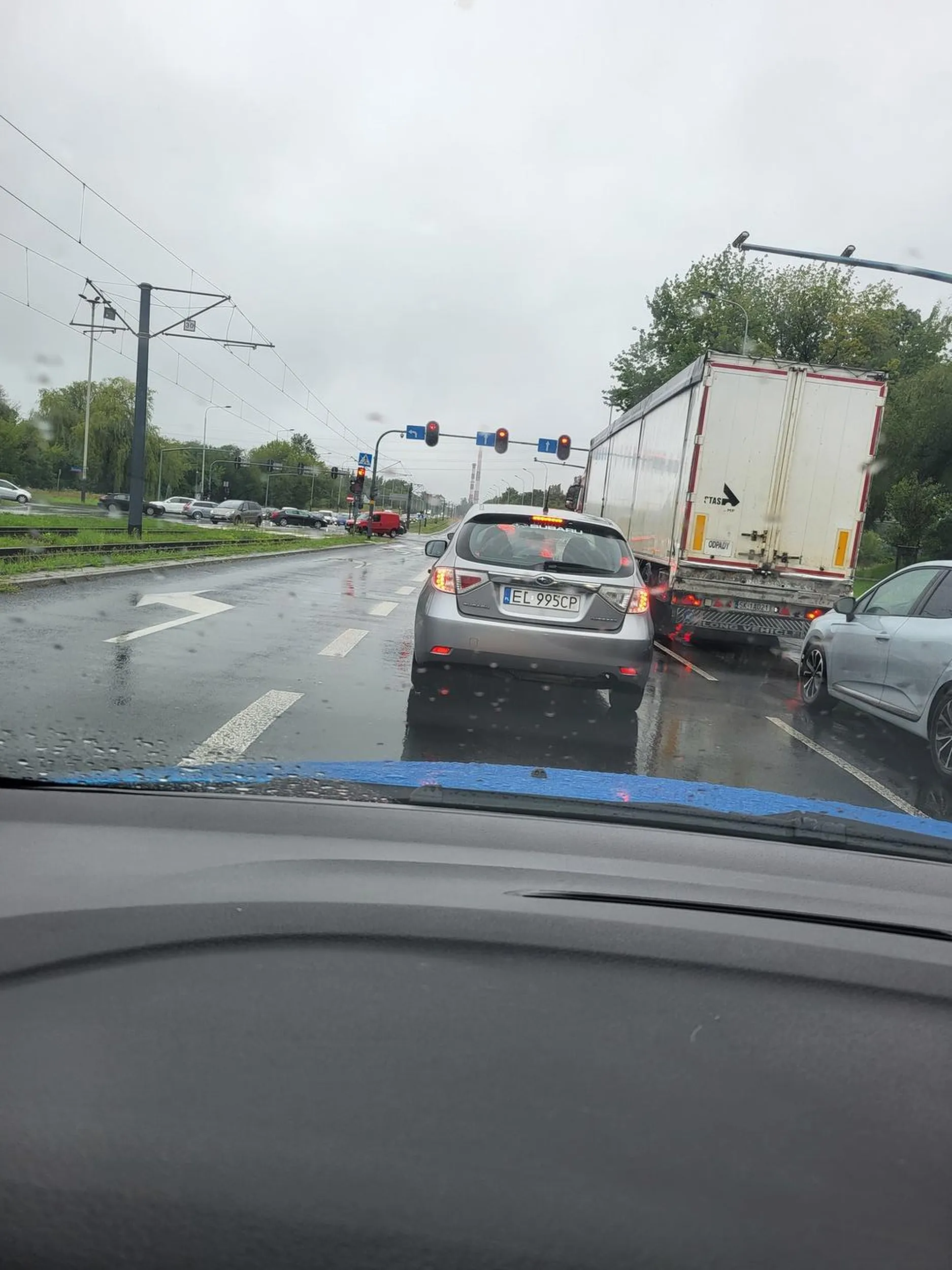 Babo idź, że na kurs prawa jazdy ponownie albo na jakieś doszkolenie na mokrej nawierzchni. Lekka mżawka, a Ty już zapierdzielasz 30/h na 70 i hamujesz gwałtownie będąc 300m za innym pojazdem. Jak sie boisz jeździć to przesiadka do miastowego Mercedesa zaprasza !