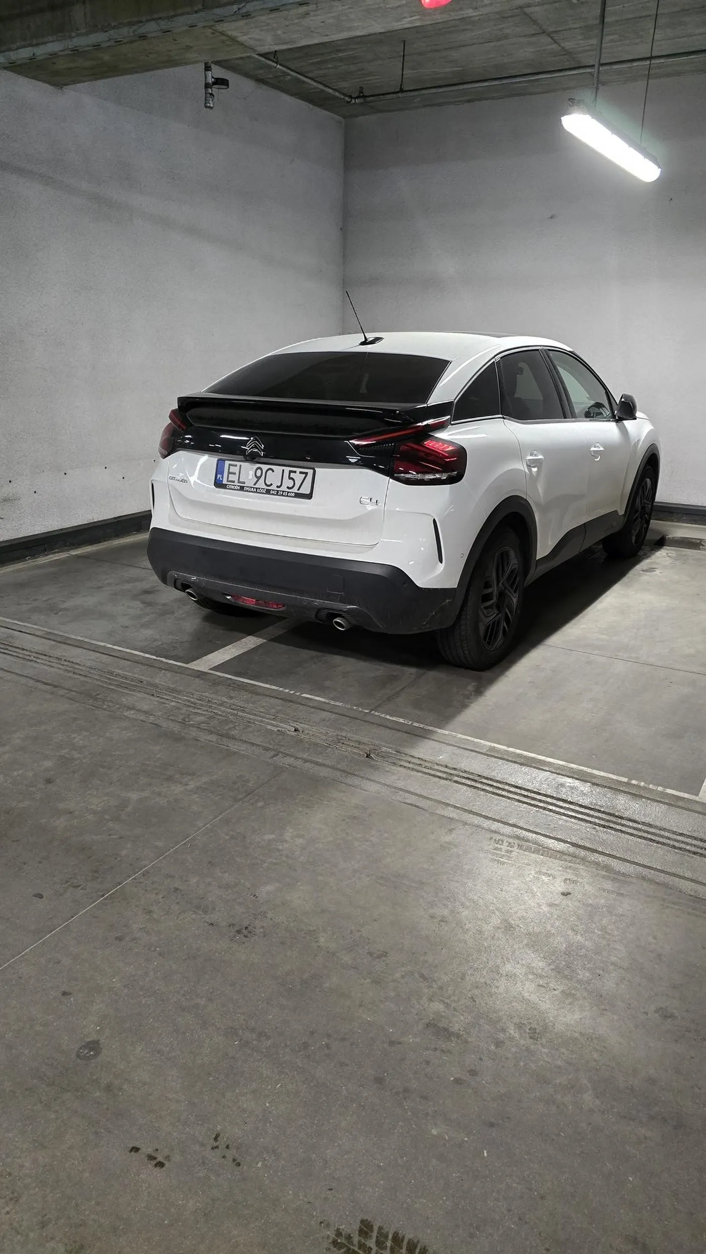 Biedny nie potrafi zaparkować na 1 miejscu w galerii.