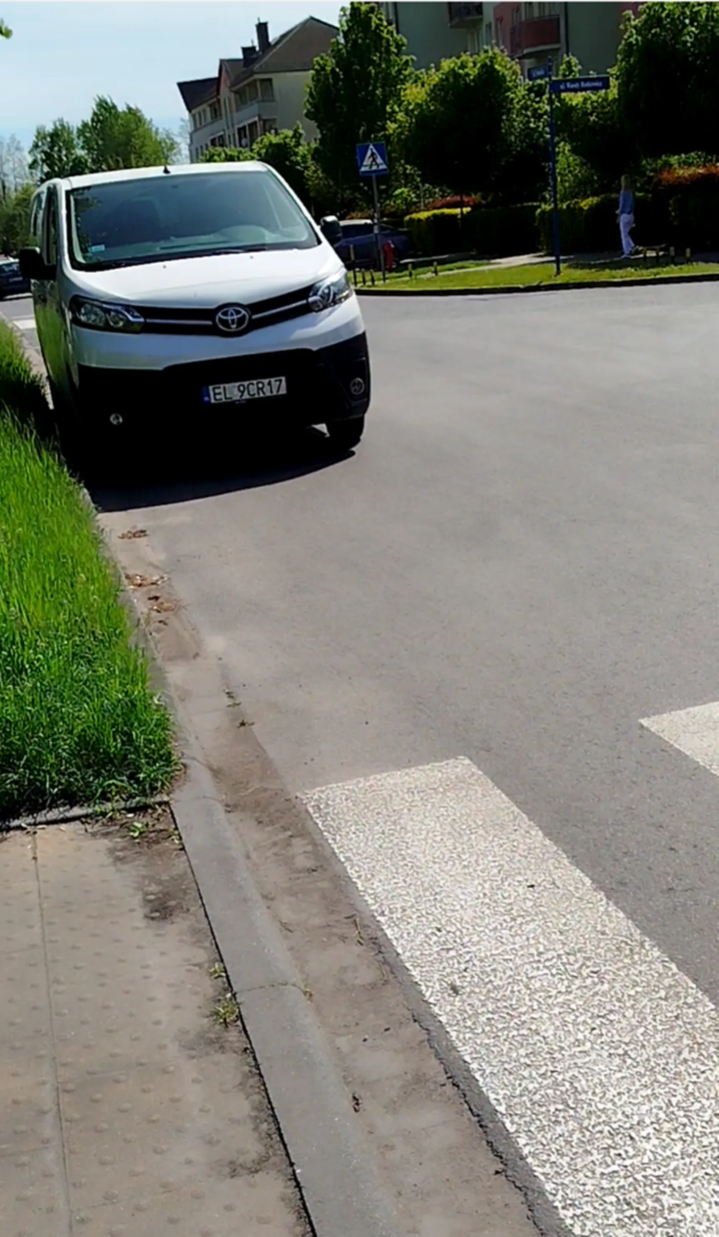 Strońska, Wrocław. Parkowanie przy przejściu dla pieszych i w obrębie skrzyżowania.