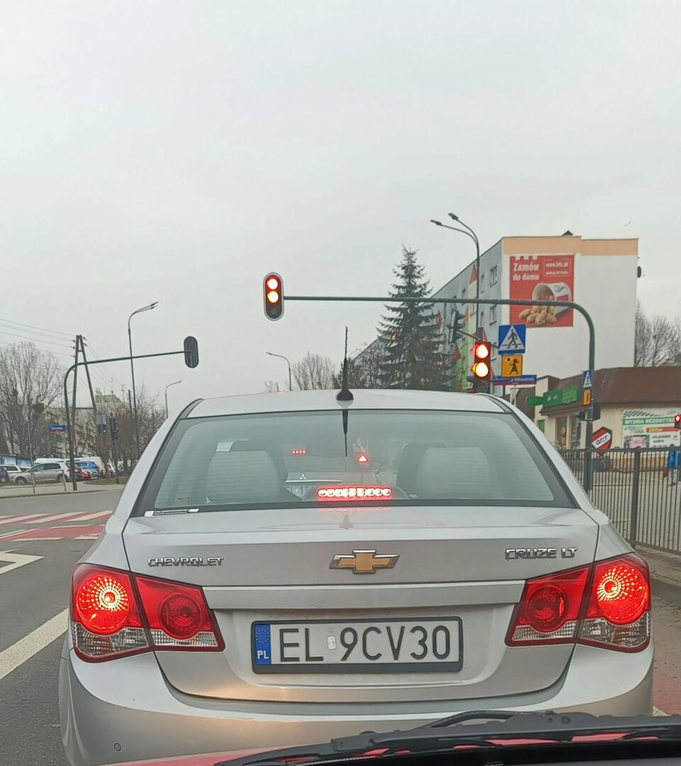 Uwaga na starego dziada z Chevroleta. Najpierw wymusza pierwszeństwo wyjeżdżając z podporządkowanej, następnie nie przepuszcza pieszych przed przejściem a na końcu robi manewr zawracania, włączając przeciwstawny kierunkowskaz.