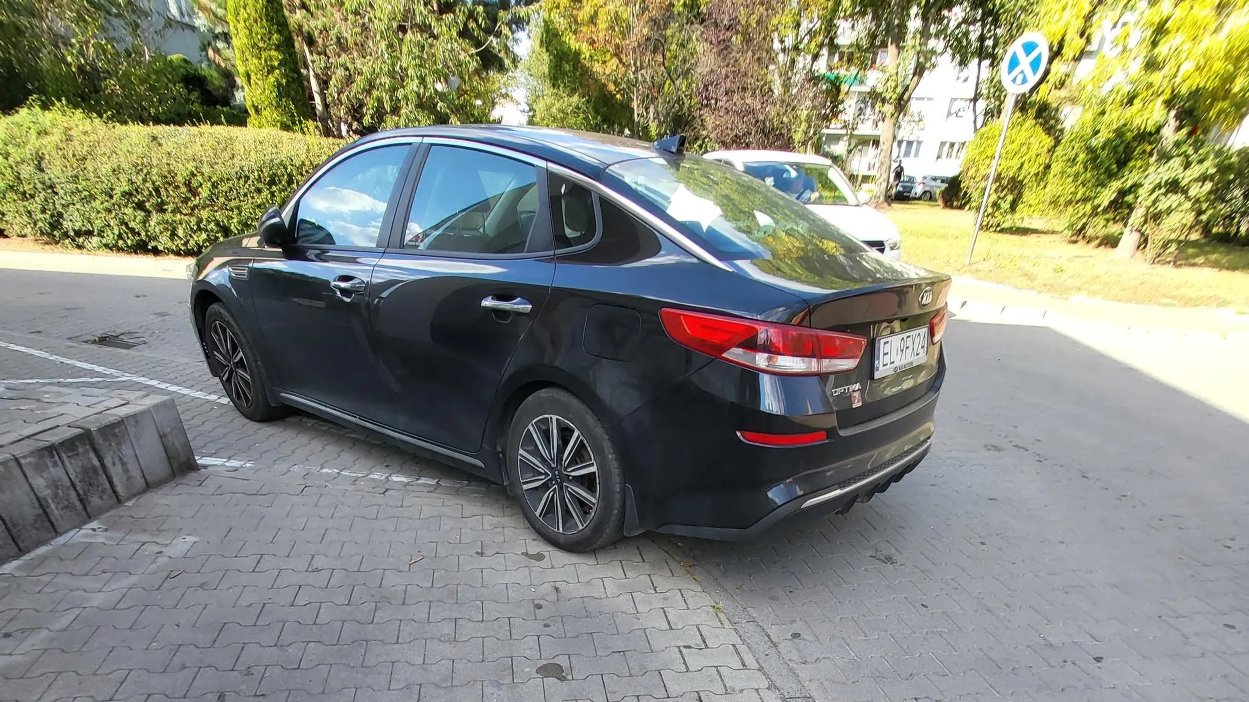 To jest skrzyżowanie dróg w strefie zamieszkania...