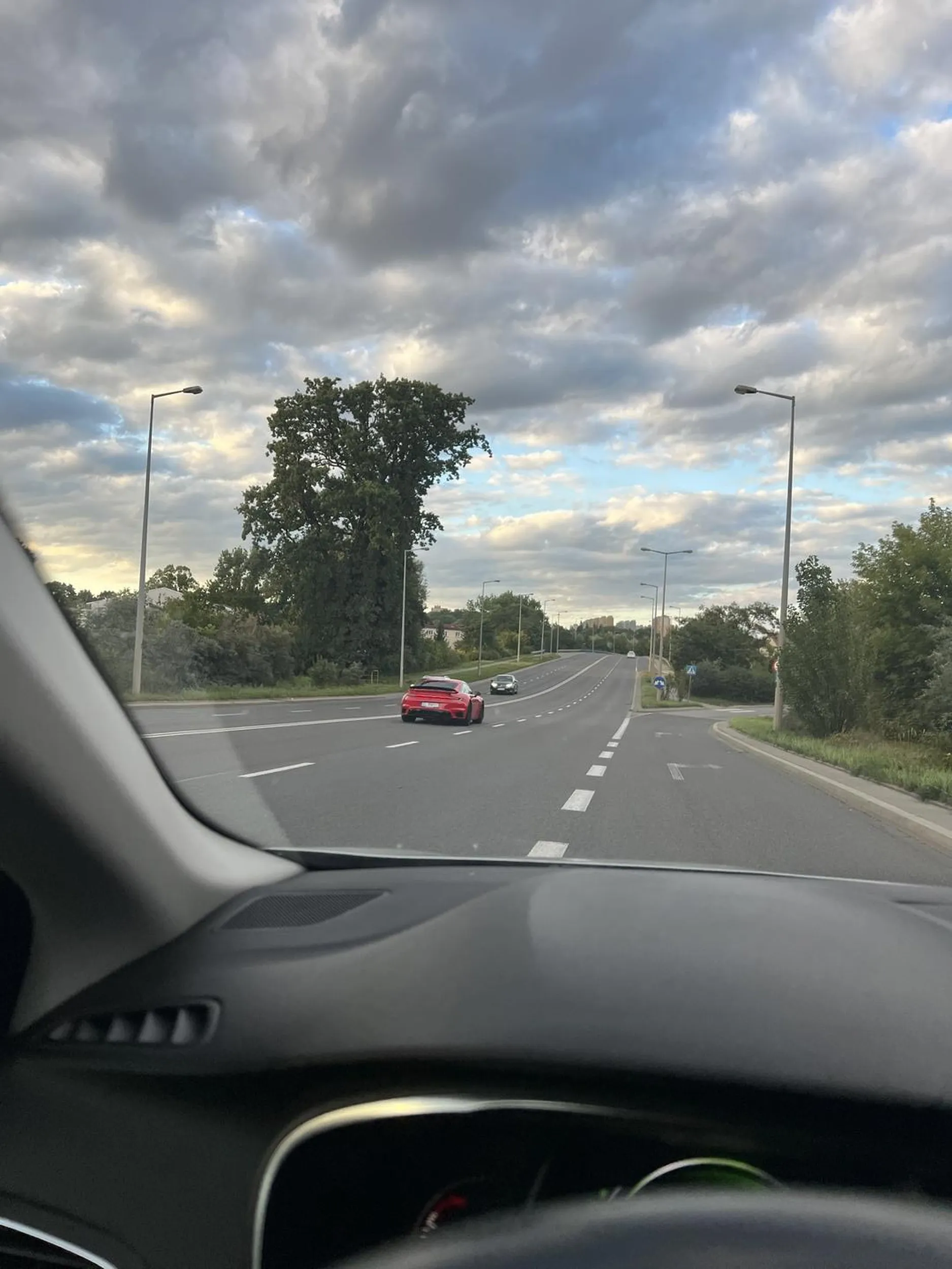 Kierowca zajeżdża drogę