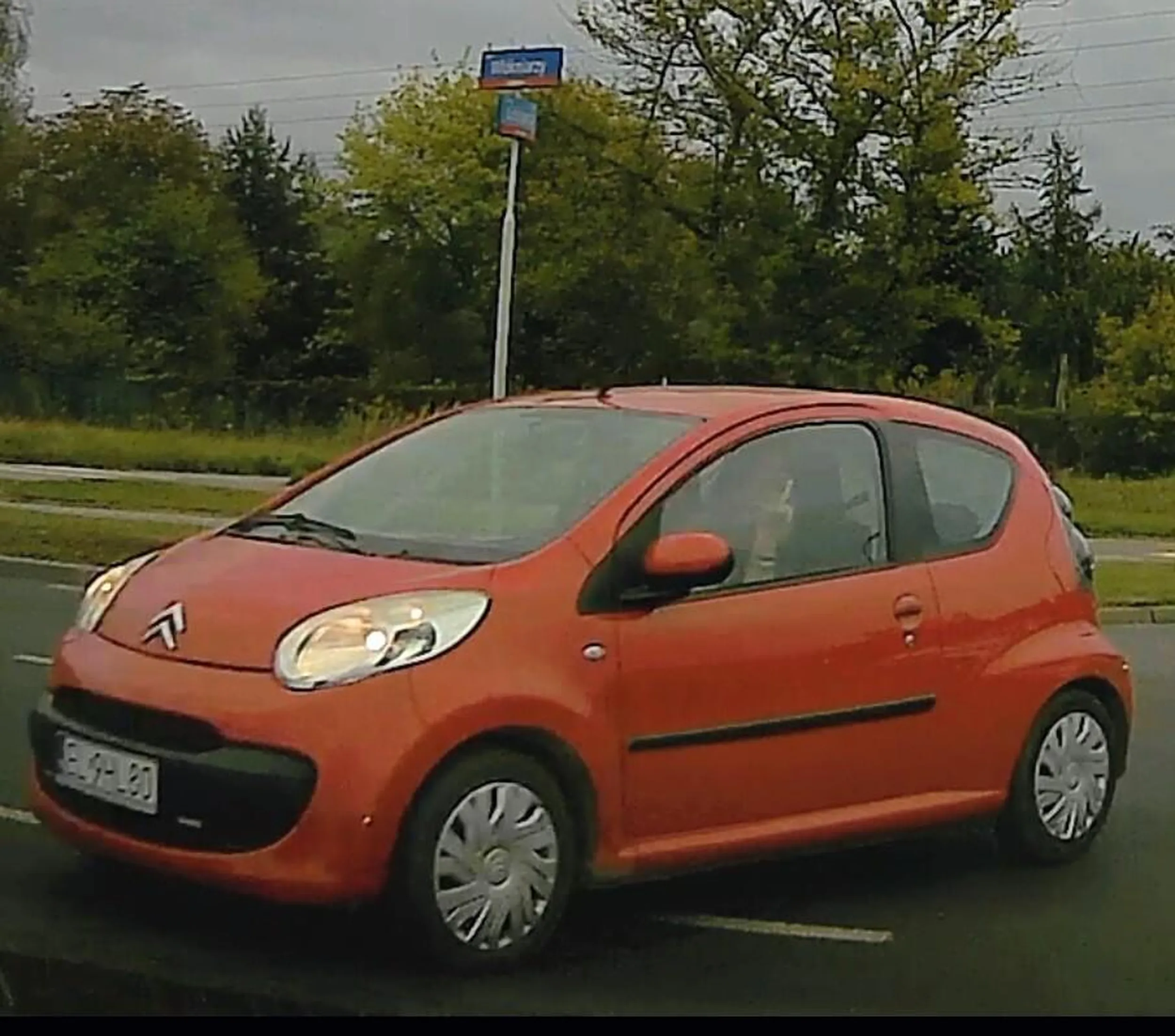 Puszysta pani w Czerwony Citroenie wymuszając pierwszeństwo, pokonując na wprost skrzyżowanie w Łodzi Włókniarzy/Liściasta z prawoskrętnego pasa, nie zdążyła zauważyć znaków poziomych, zdążyła natomiast pokazać palec typu fuck you gdy zasygnalizowałem jej ewidentny błąd w sztuce sygnałem dzwiekowym.