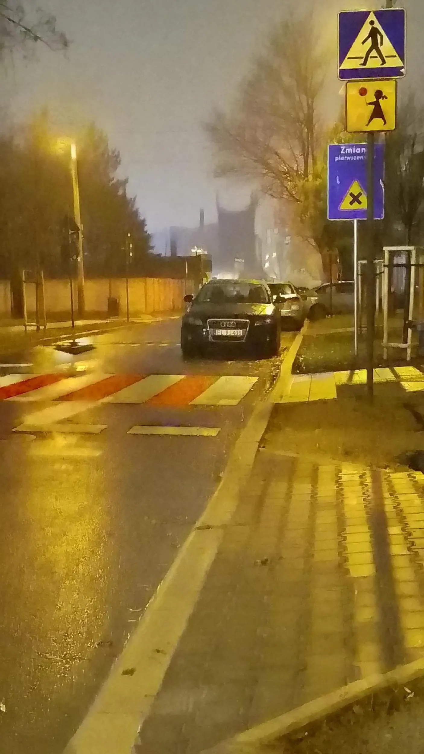 Zastawia widoczność przejścia dla pieszych przy szkole z internatem.