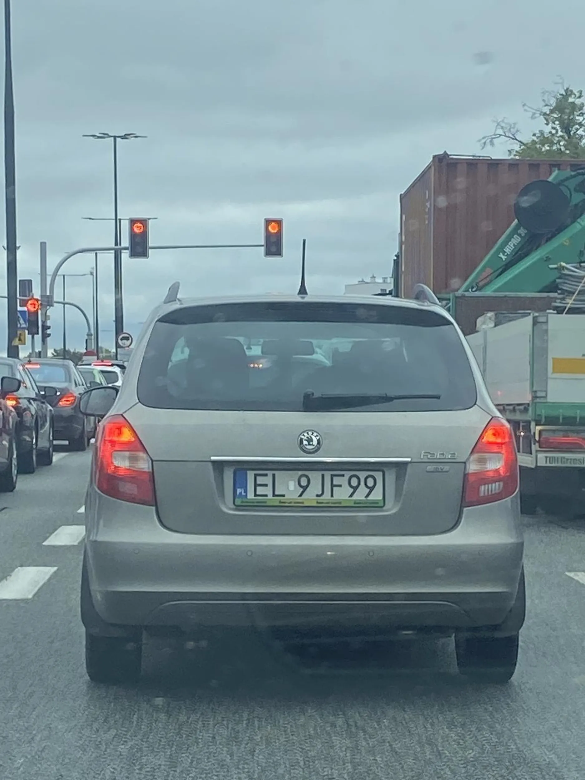 Naucz się zjeżdżać tym czaskim szrotem na środkowy lub prawy pas