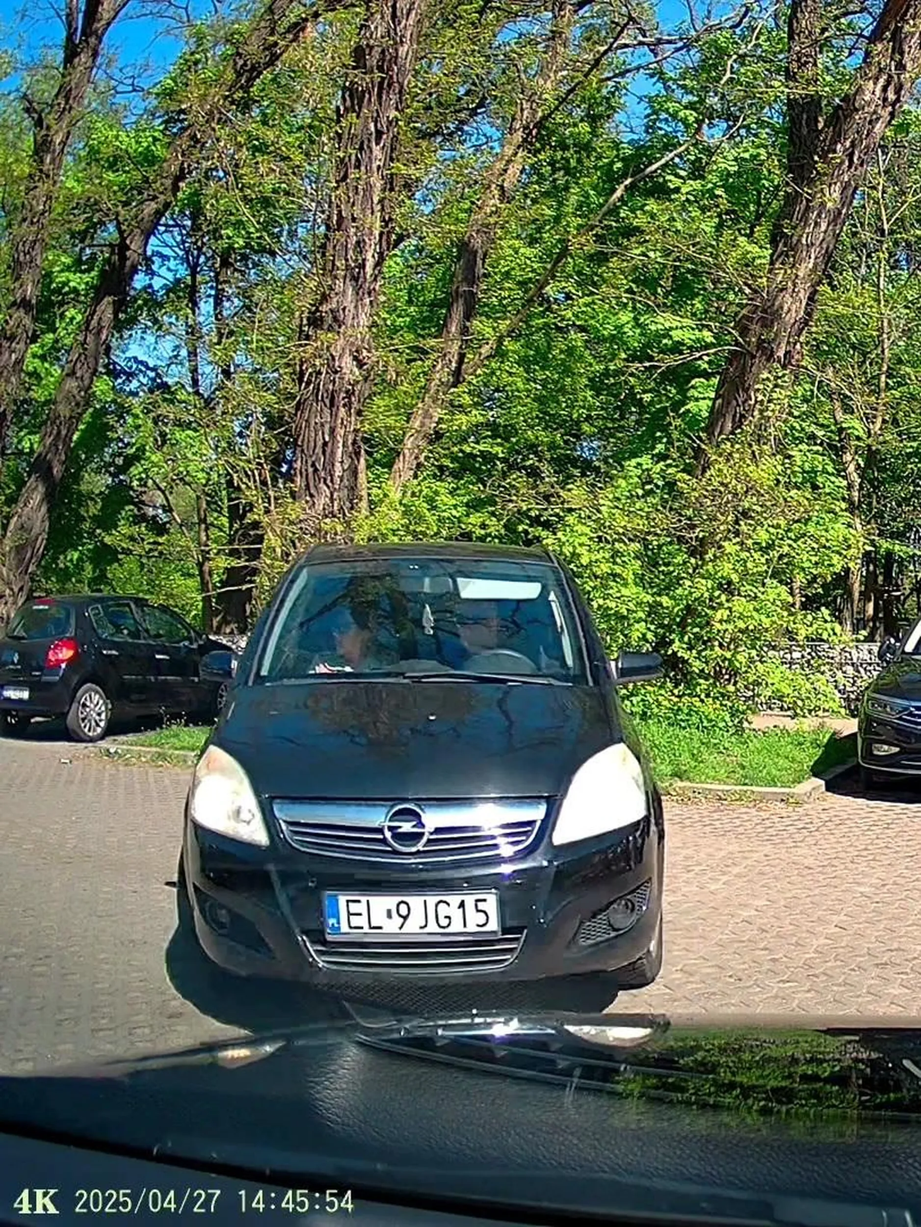 Trochę ostrożniej z tą hulajnoga, bo porysowałeś mi nią auto co sam zauważyłeś ale oczywiście najlepiej się ulotnić z miejsca niż zostawić jakieś info.