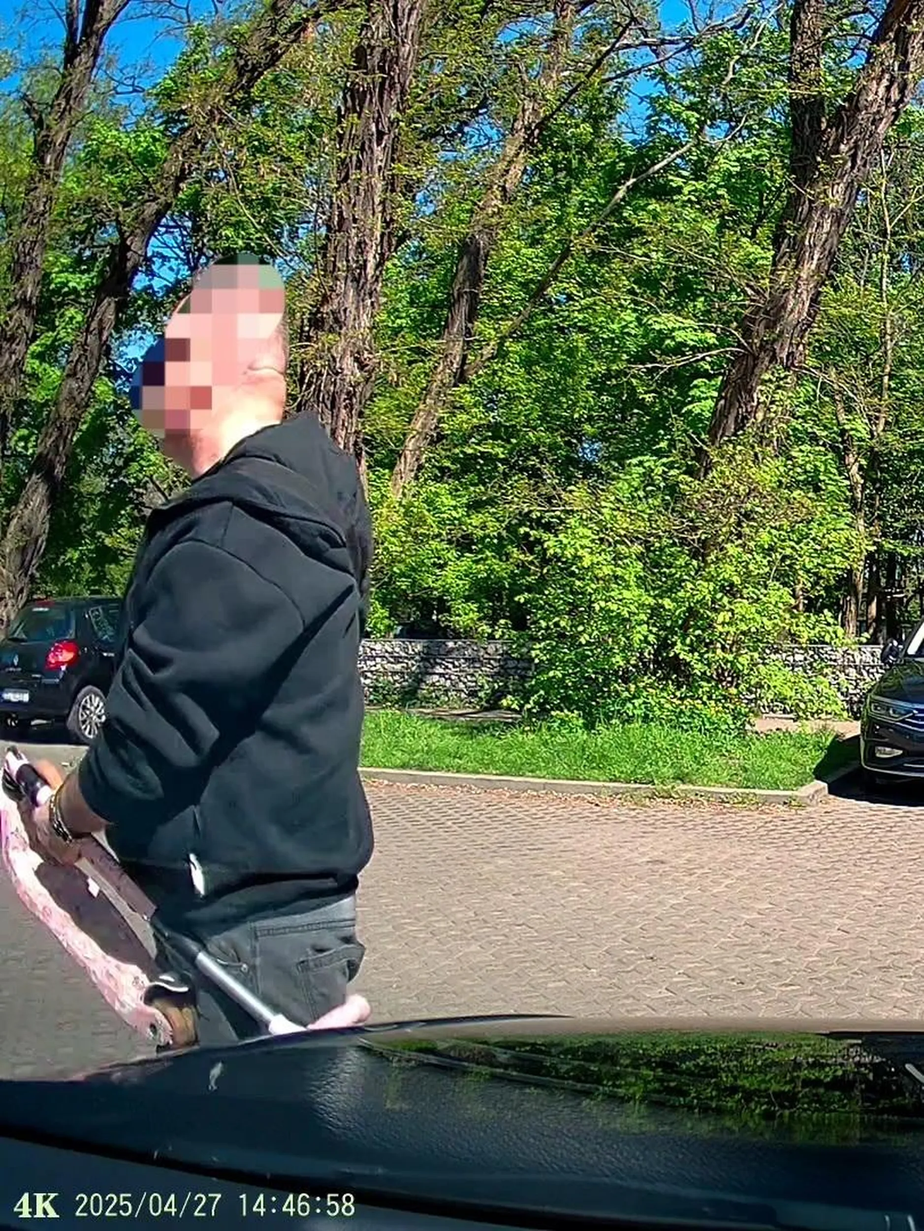 Trochę ostrożniej z tą hulajnoga, bo porysowałeś mi nią auto co sam zauważyłeś ale oczywiście najlepiej się ulotnić z miejsca niż zostawić jakieś info.