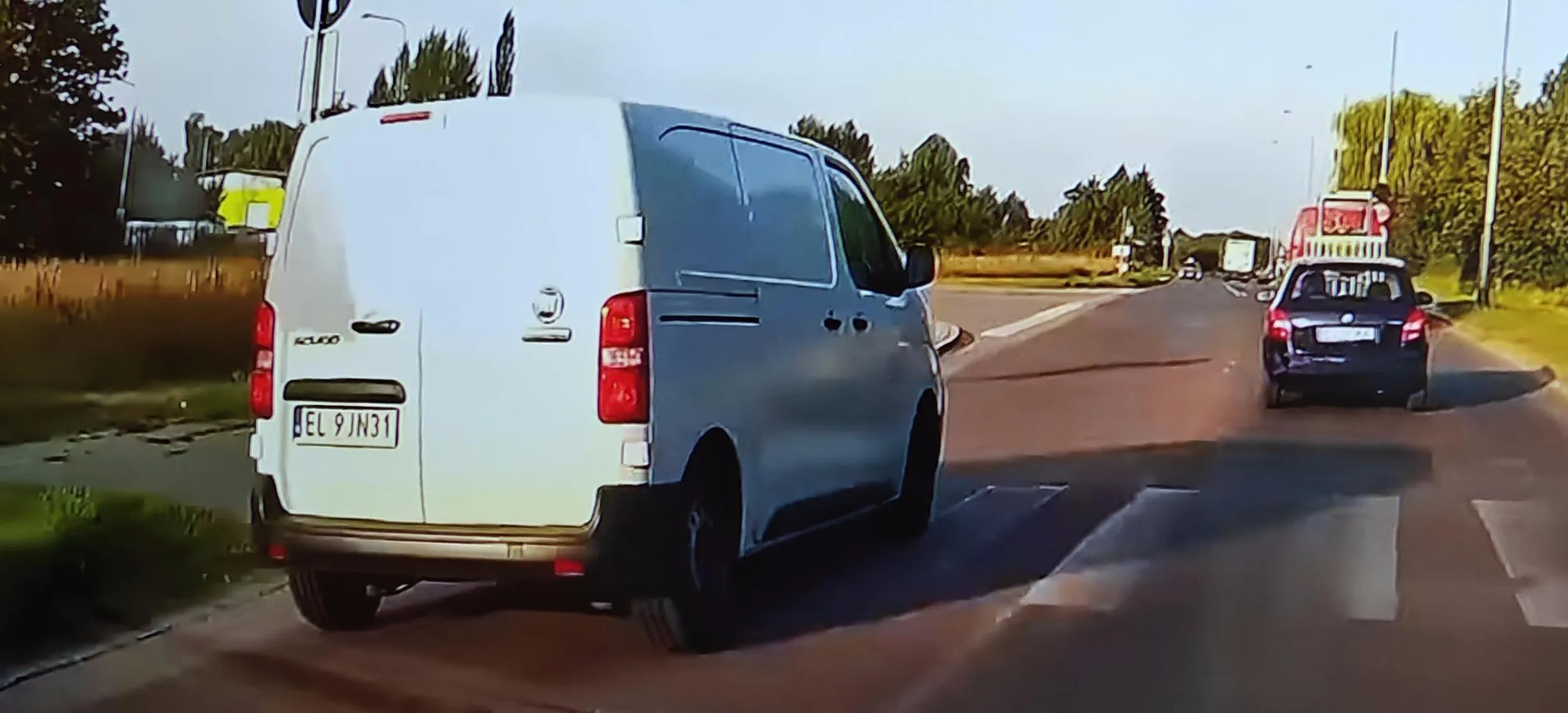 Gamoń na krótkim odcinku dwukrotnie wyprzedził pojazdy na przejściu dla pieszych i na skrzyżowaniu nie wspominając o ograniczeniu prędkości do 30km/h