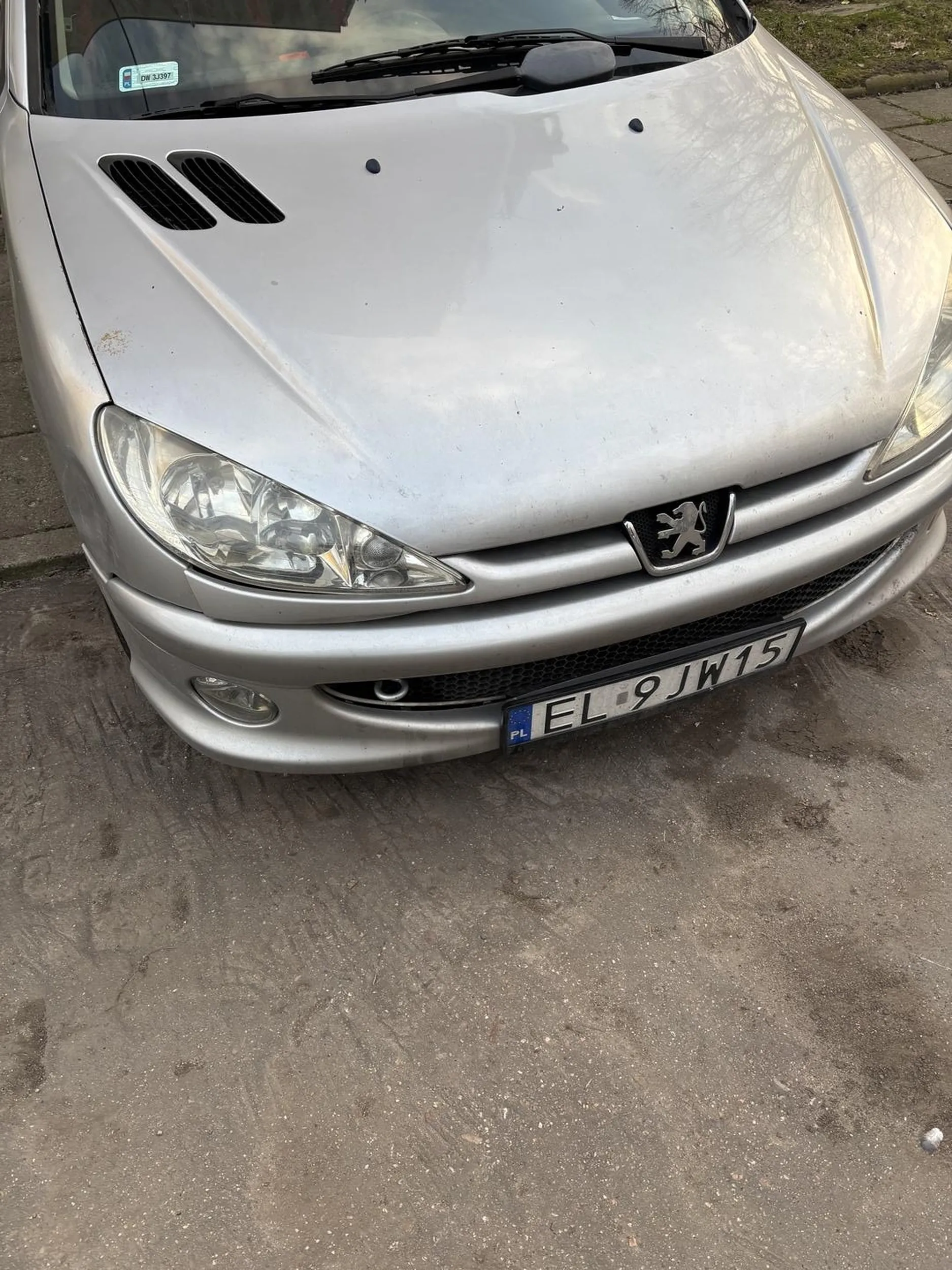 Pełno miejsc parkingowych w koło bloku ale musiał stanąc tak zeby zastawic cały chodnik :/