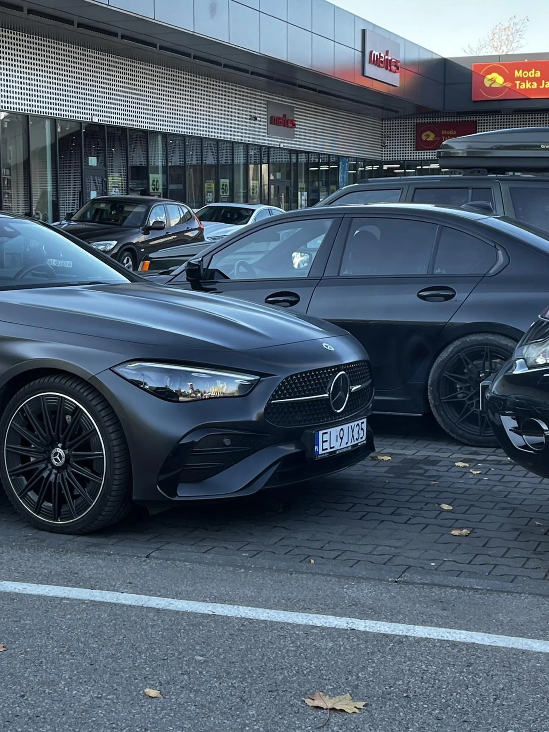 W skrócie , typowa blondynka za kierownico , która dorwała merca i uważa że prawidłowo umie zaparkować , pozdrawiam