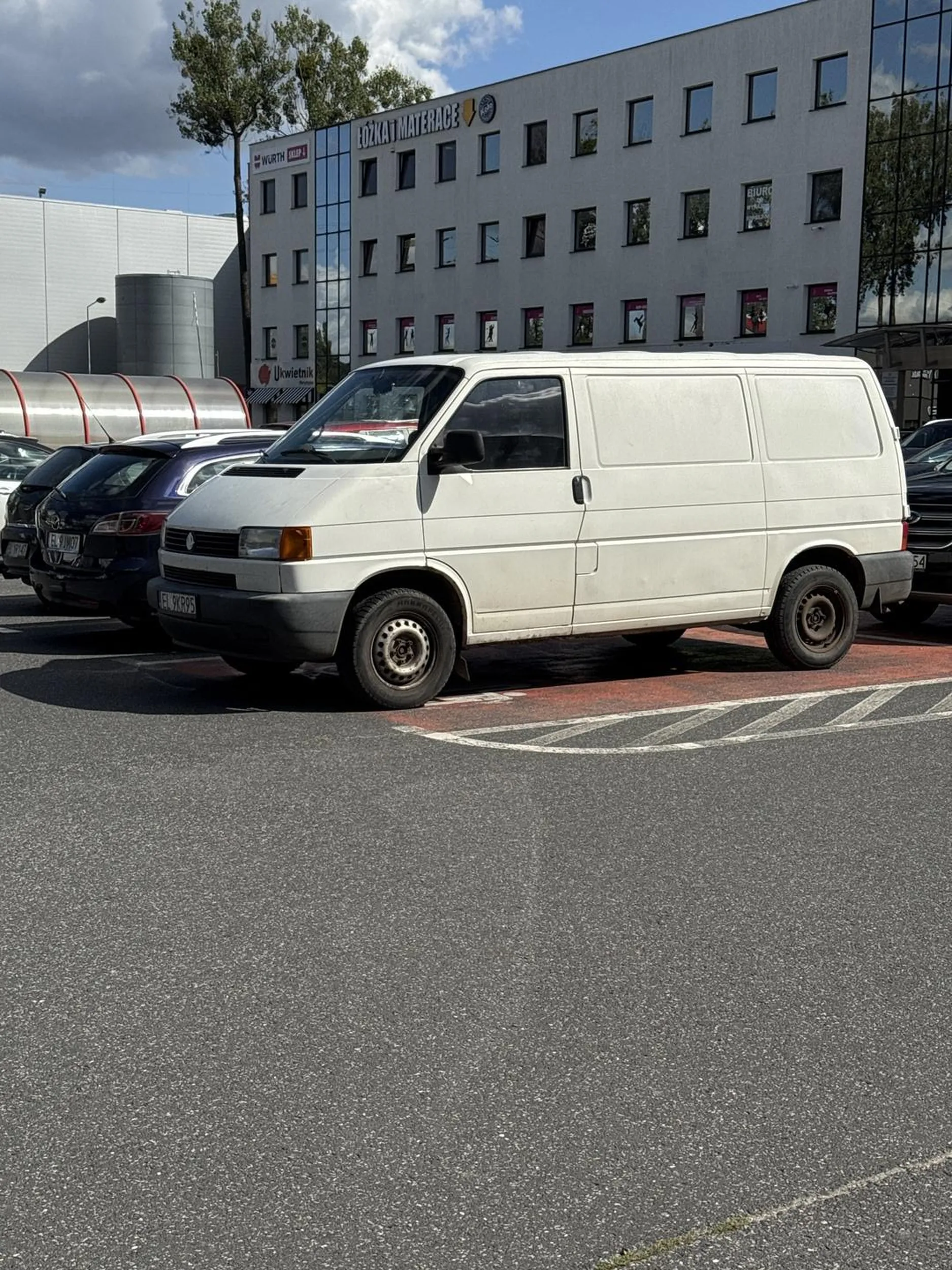 Miejsc parkingowych pod dostatkiem, pan woli stanąć na miejscu dla rodzica z dzieckiem.