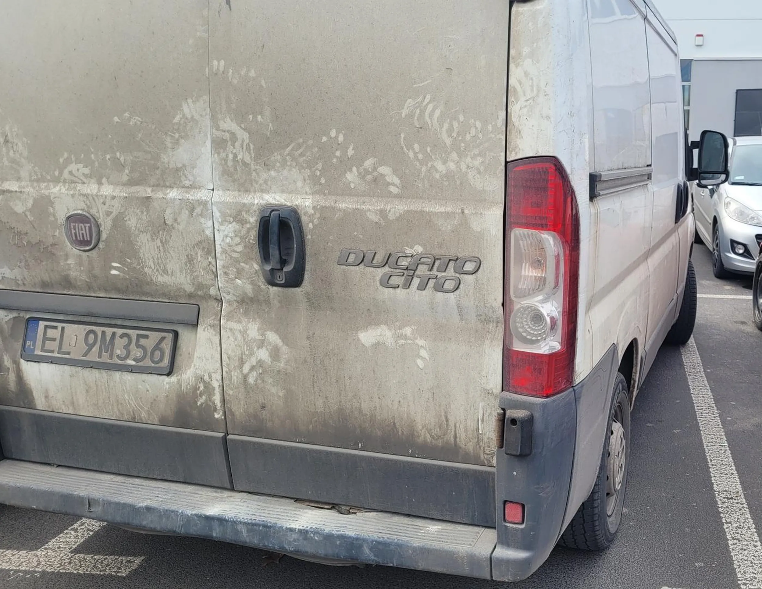 Śmund w roboczym usyfionym Ducato wciska sie na ciasne miejsce parkingowe między aura bo musi stanąć niemal pod wejściem do Castoramy, oczywiście pierdzielnął drzwiami w mój samochód ale na zwróconą uwagę rzucił " za ciasne miejsca robią " i poszedł do sklepu. Jaki syf na aucie taki i we łbie,  fart dla niego, że trafił na kobietę to nie dostał od razu w ryj, ale szkoda  i tak zgłoszona.