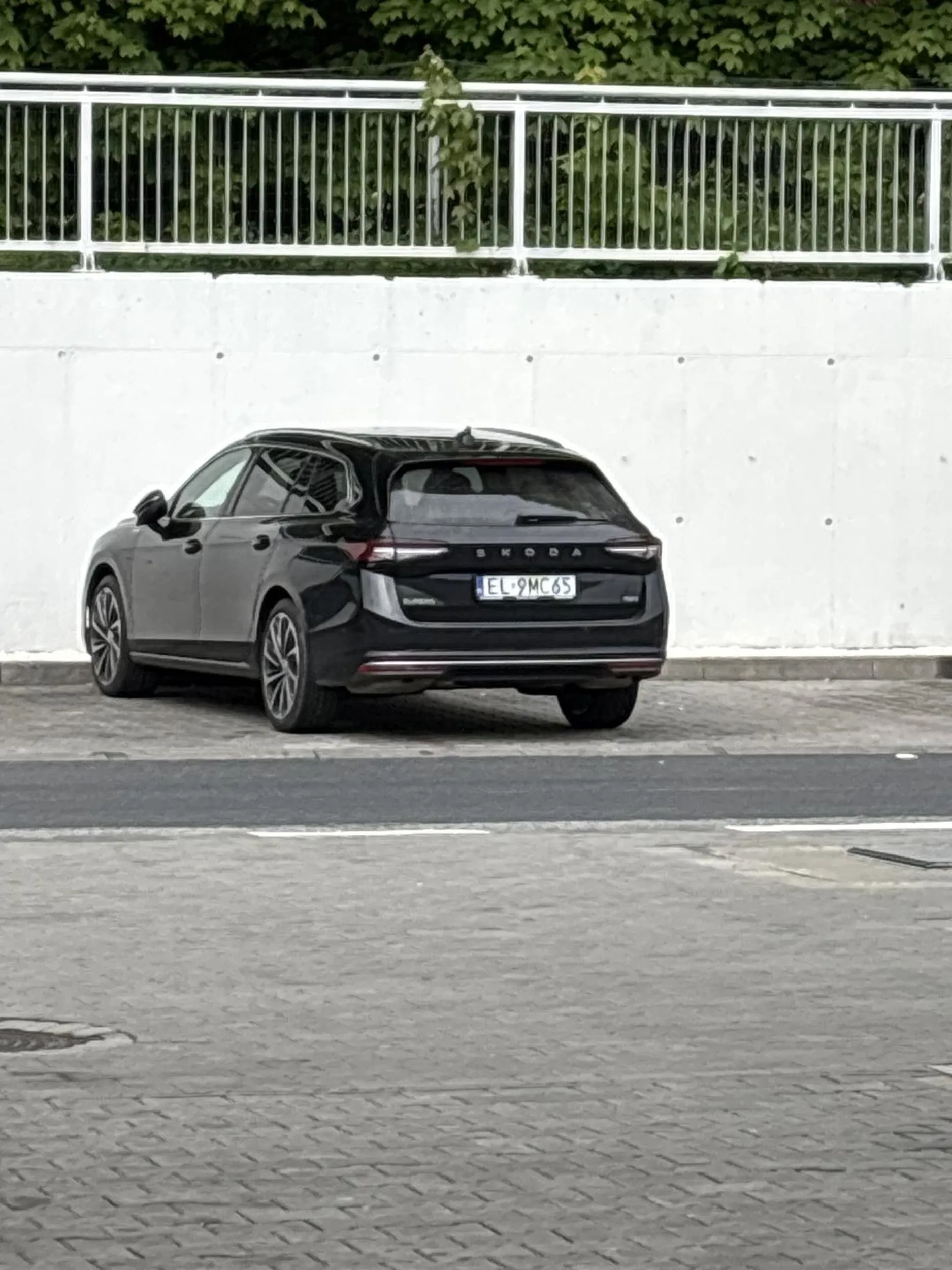 Typ że skody chyba nie zna, przepisów ruchu drogowego a przede wszystkim parkowanie nie jest jego mocną stroną… Proponuję przejście na komunikację miejską