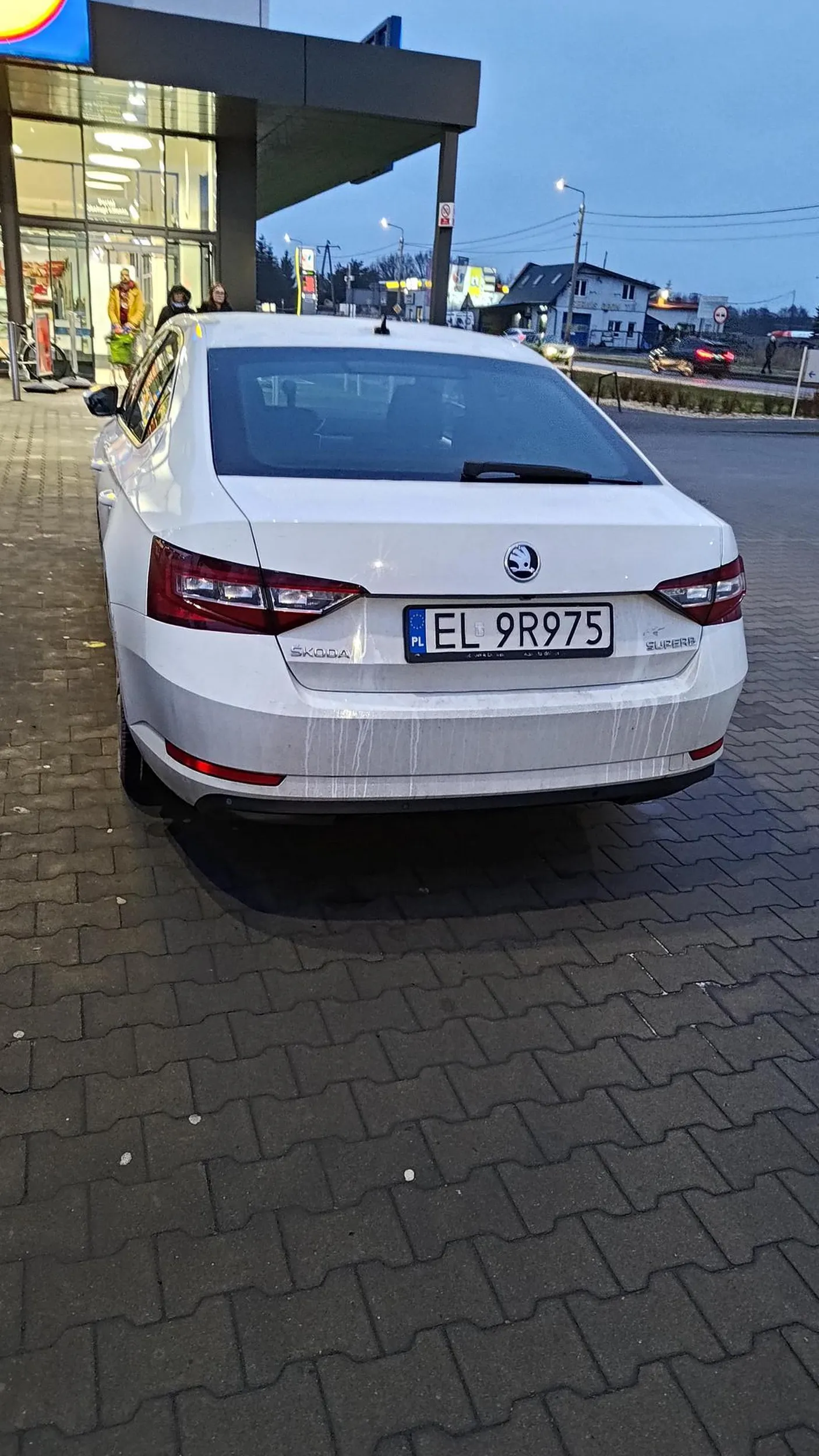 Gratuluję zaparkowania pojazdu na drodze wyjazdowej z parkingu kiedy połowa miejsc parkingowych jest wolna. Widocznie te 10 metrów bliżej do wejścia było warte zrobienia z siebie idioty.