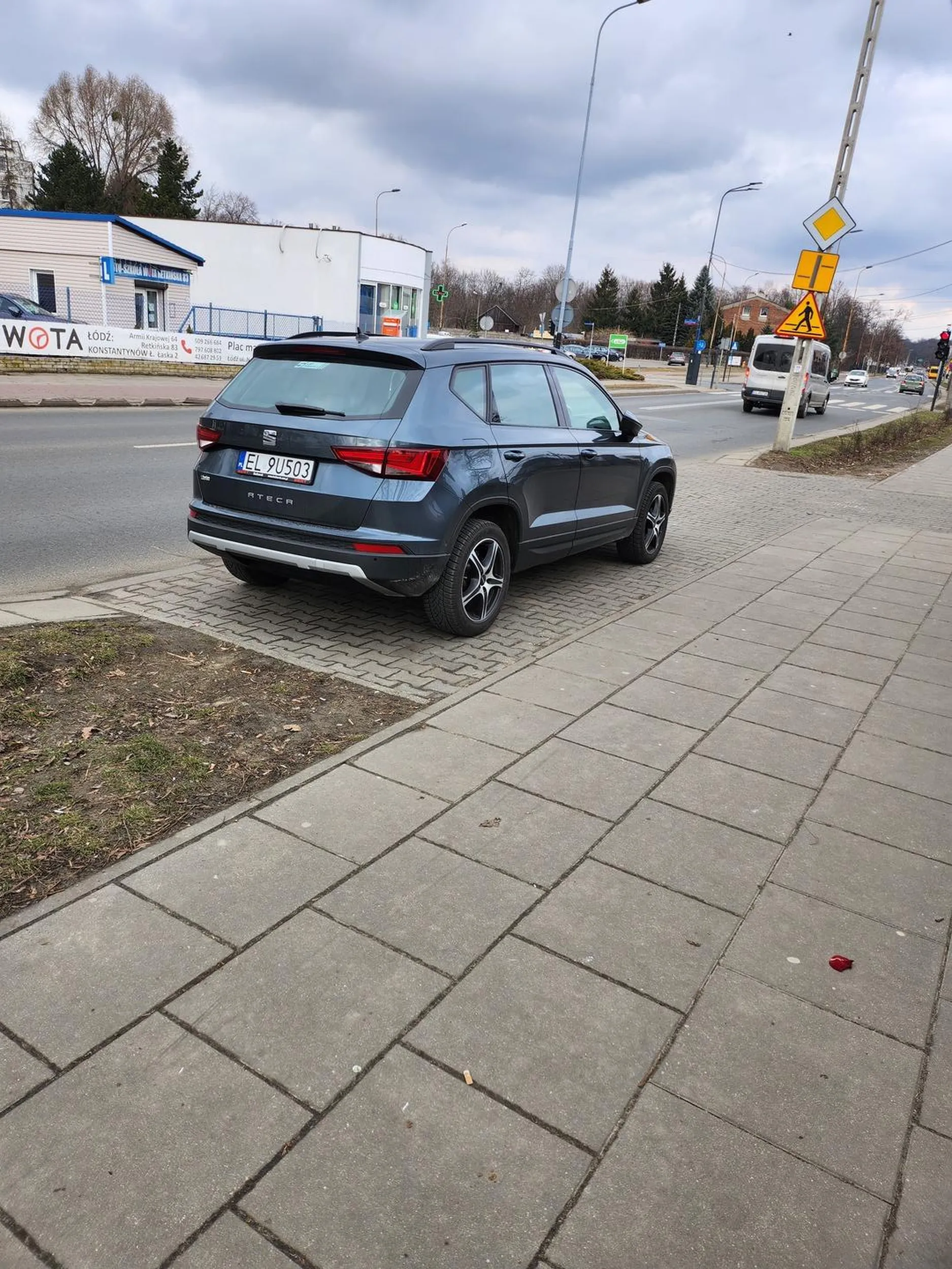 Przechodzę przejściem po lewej auto stoi idę a po prawej rozpędzony do ok 90km/h auto i jeszcze przyśpieszało