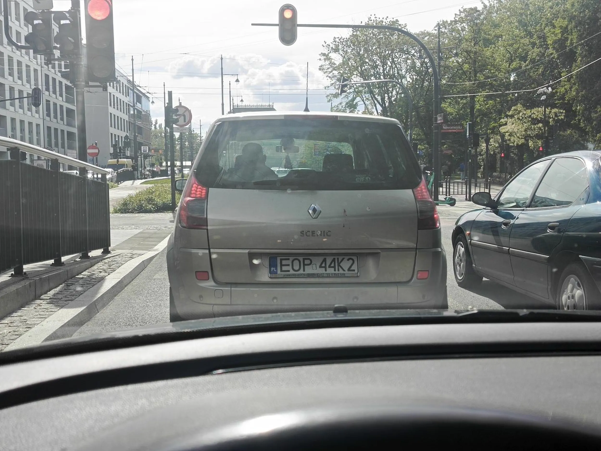 Aż dziwi mnie że niczego tu jeszcze nie ma. Ale może kierowca miał farta. Jak jest pas do skrętu w lewo to jedziemy w lewo a nie na wprost kierowco. To było tak beztroskie, że pewnie nieświadomie. I nie wiem czy to nie gorsze