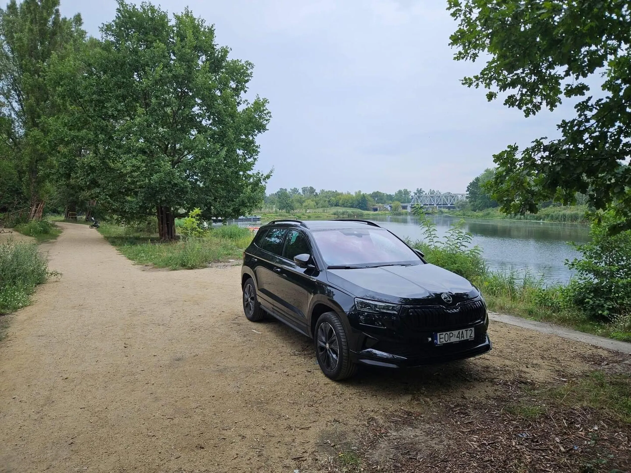 Kierowca w głębokim poważaniu ma wszystko. Wjeżdża do parku i parkuje gdzie muśnie podoba - bo tak.