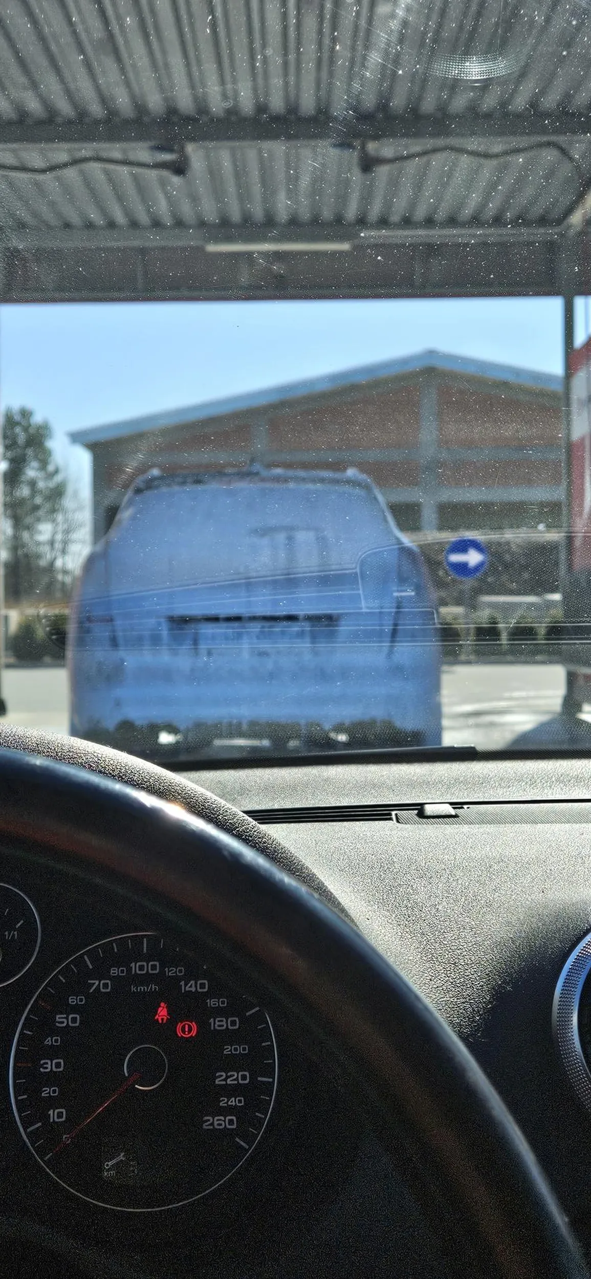 Chłopie czemu nie pomogłeś starszemu Panu na myjni umyć auto jak widziałeś że chodzi o 2 kulach.Żałosnie postąpiłeś a teraz sam jak król myjesz swojego hyundai