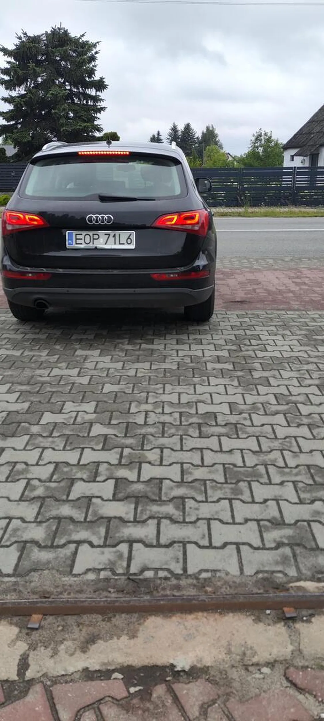 Pryk wjeżdża na prywatną posesję żeby sobie nawrócić.