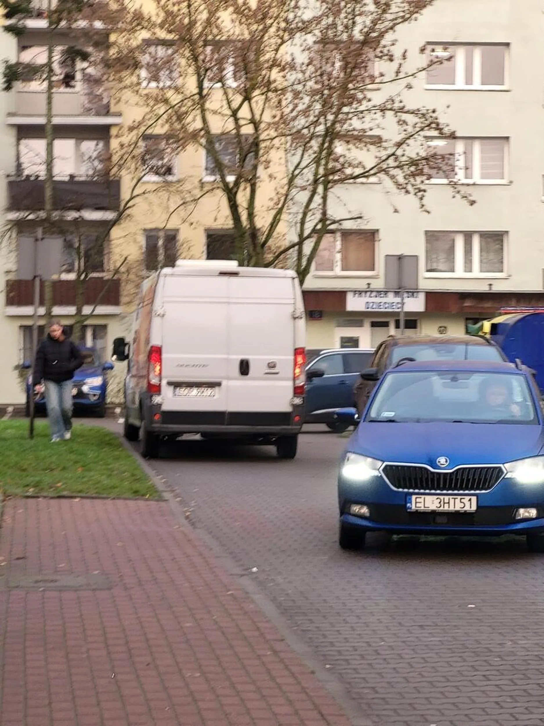 Jazda pod prąd osiedlową ulicą jednokierunkową po całej długości... wszyscy z drogi bo cham jedzie