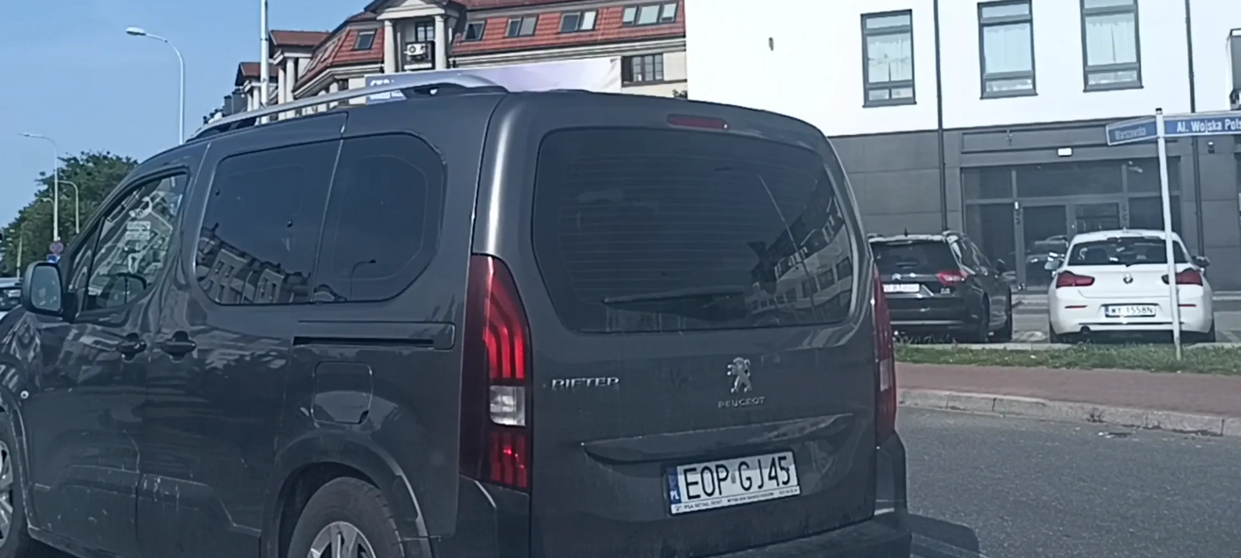 Bandyckie wtargnięcie na rondo z zajechaniem drogi i  nie ustąpieniem pierwszeństwa przejazdu na rondzie.