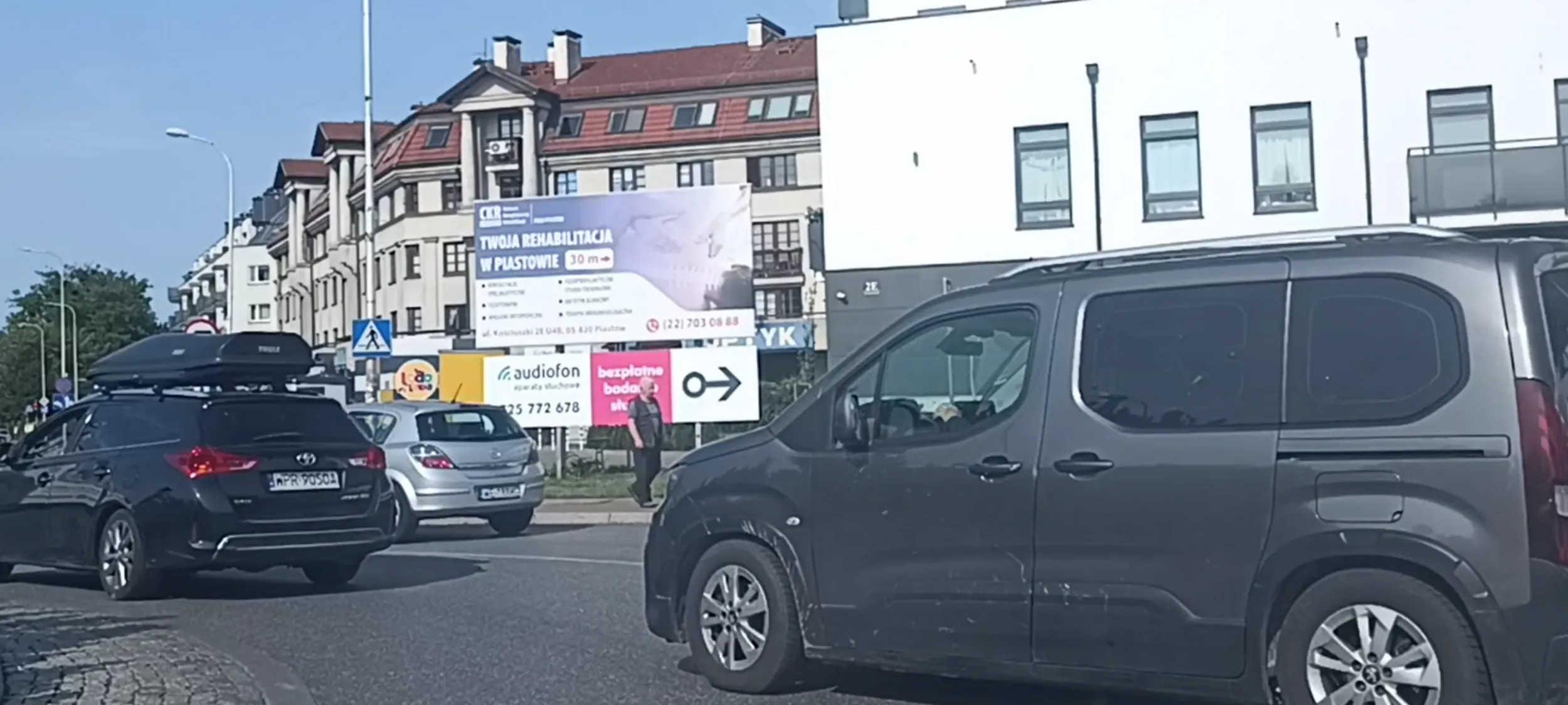 Bandyckie wtargnięcie na rondo z zajechaniem drogi i  nie ustąpieniem pierwszeństwa przejazdu na rondzie.