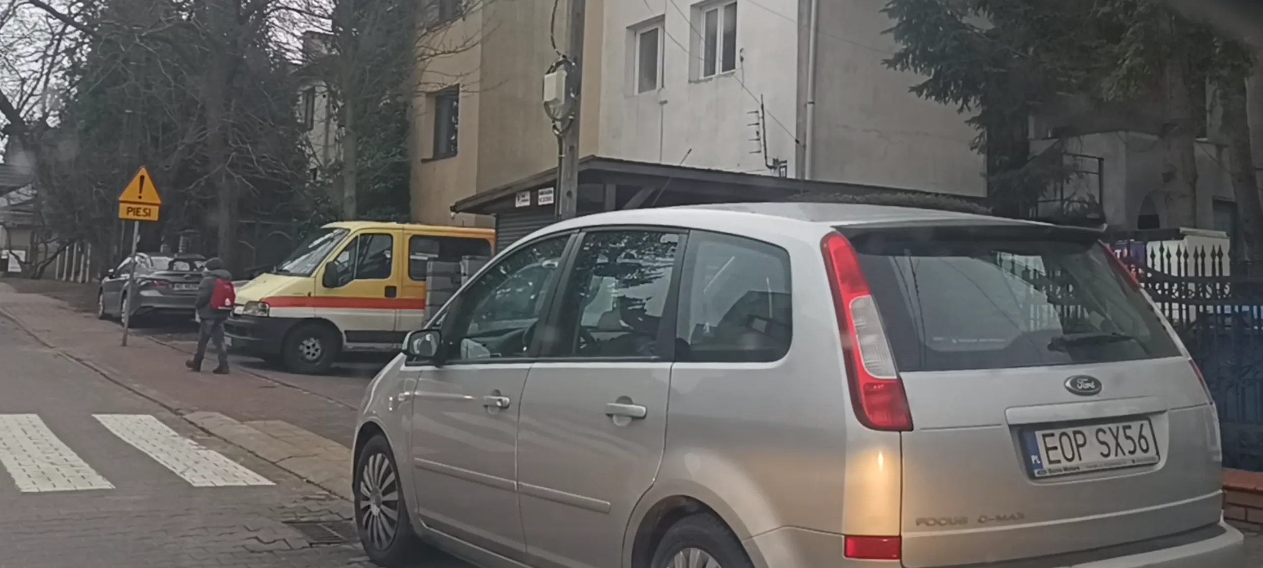 Przed przejściem dla pieszych i na chodniku parkują chamy jak ten.