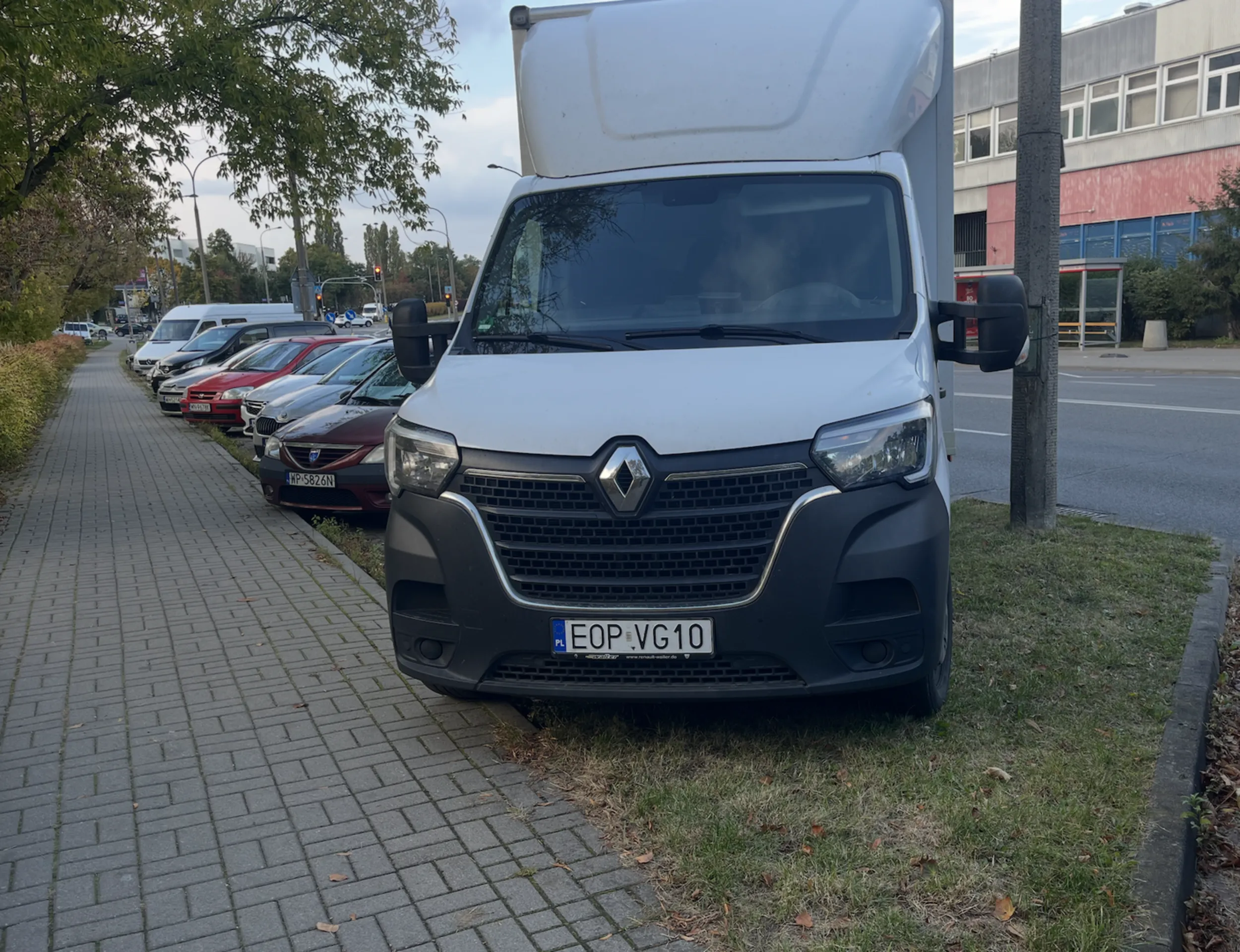 Podobno kierujący wyciera kapcie w o ściany w sypialni. Polacy nie będą mieli ładnych rzeczy jeśli nie potrafią szanować przestrzeni wspólnej.