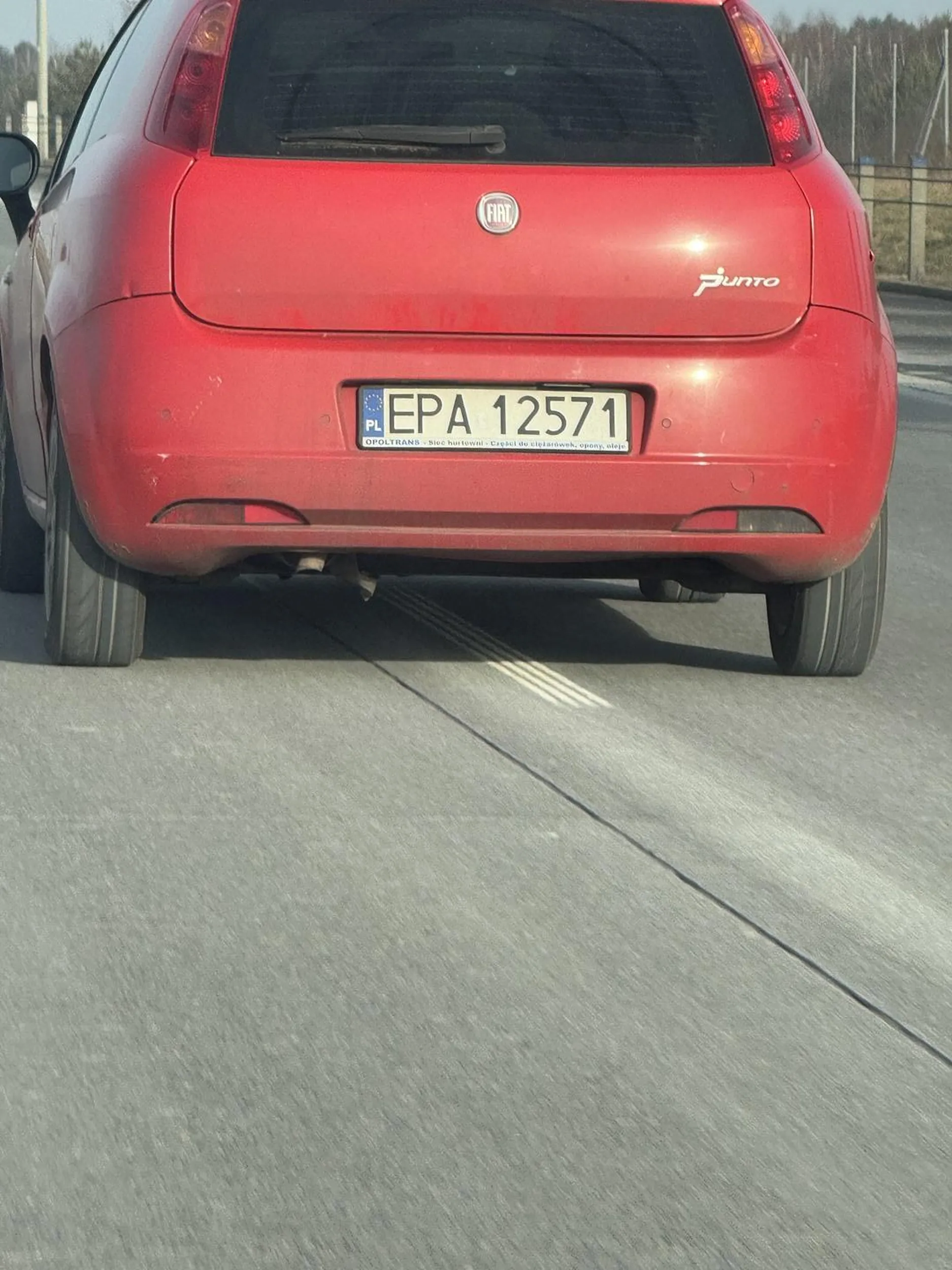 Stary dziad nie potrafi jeździć i zajeżdża drogę na autostradzie.