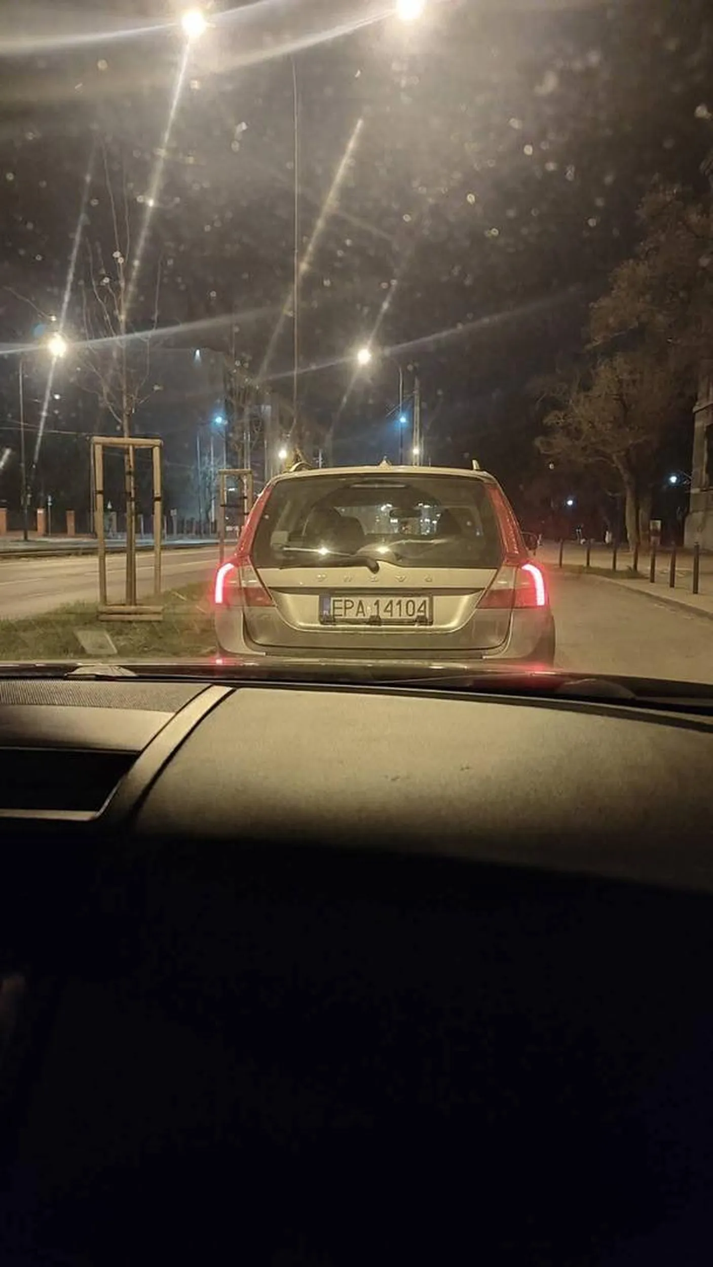 Powoduje kolizję i wymusza pieniądze a po telefonie na policję ucieka z miejsca zdarzenia